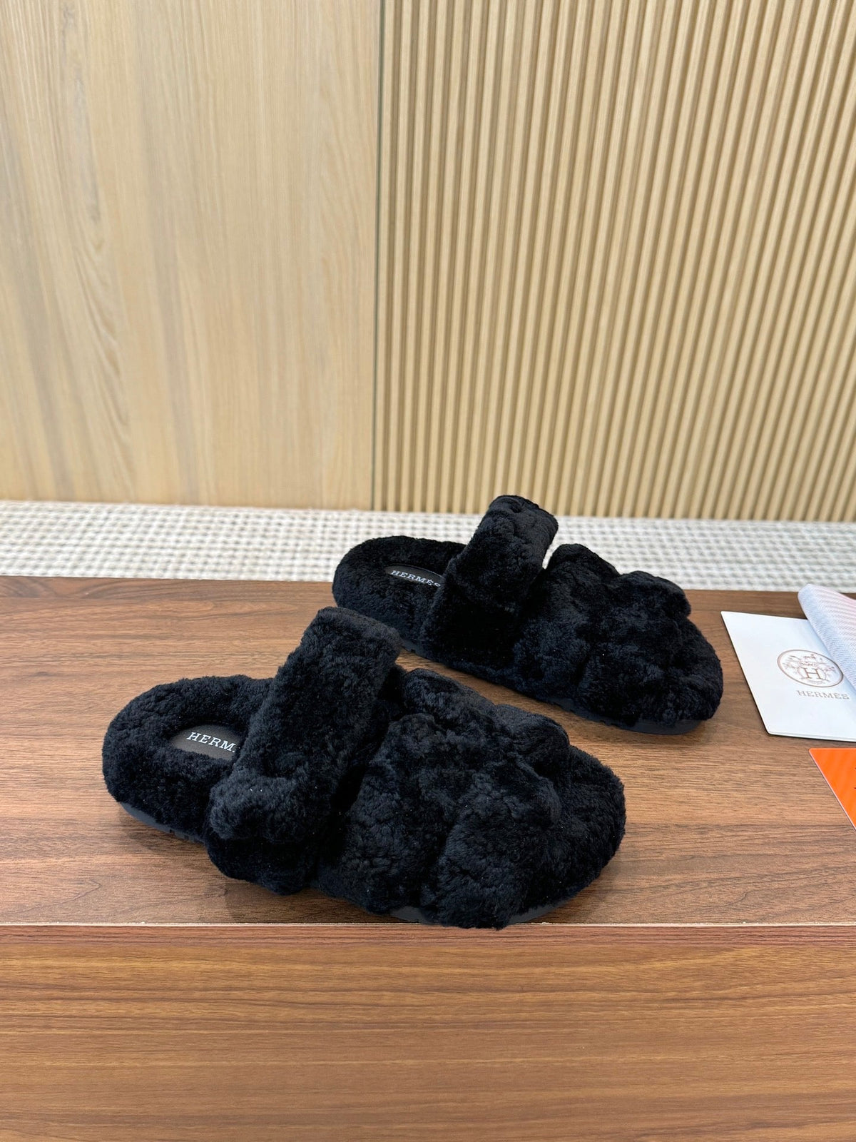 HM 26s Chypre Sandals Noir Shearling 175174
