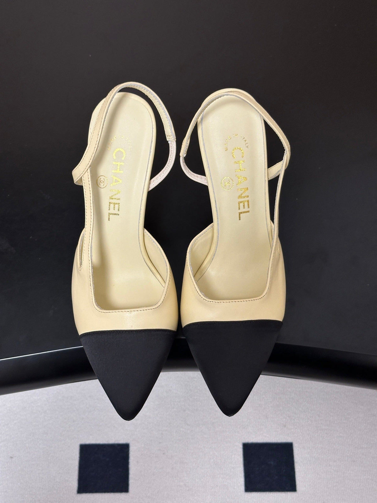 Chanel 26s Pointed Toe High Heel Slingbacks 8.5 Cm Cream Lambskin Black Fabric