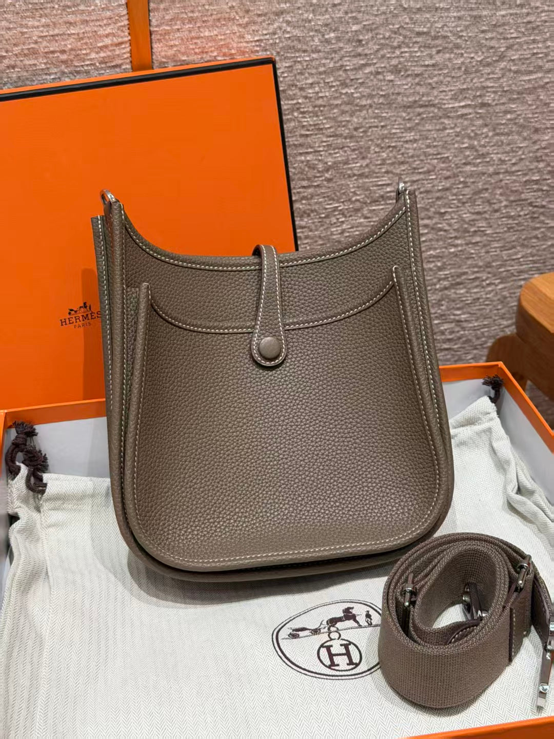 HM Evelyne 23cm Etoupe Togo SHW