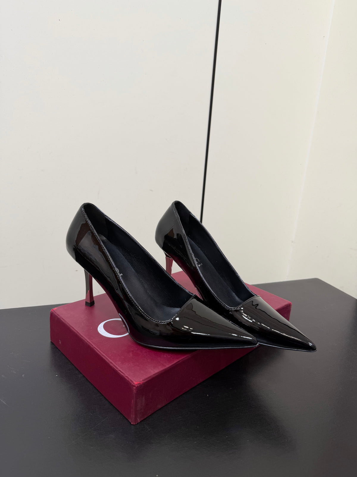 Gucci 26s Pointed Toe Pumps 8.5cm Black Patent Calfskin