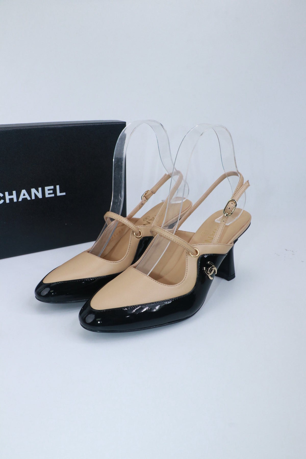 CC 26 Two-Tone Slingbacks 7cm Black Beige Glossy Leather and Matte Cowhide