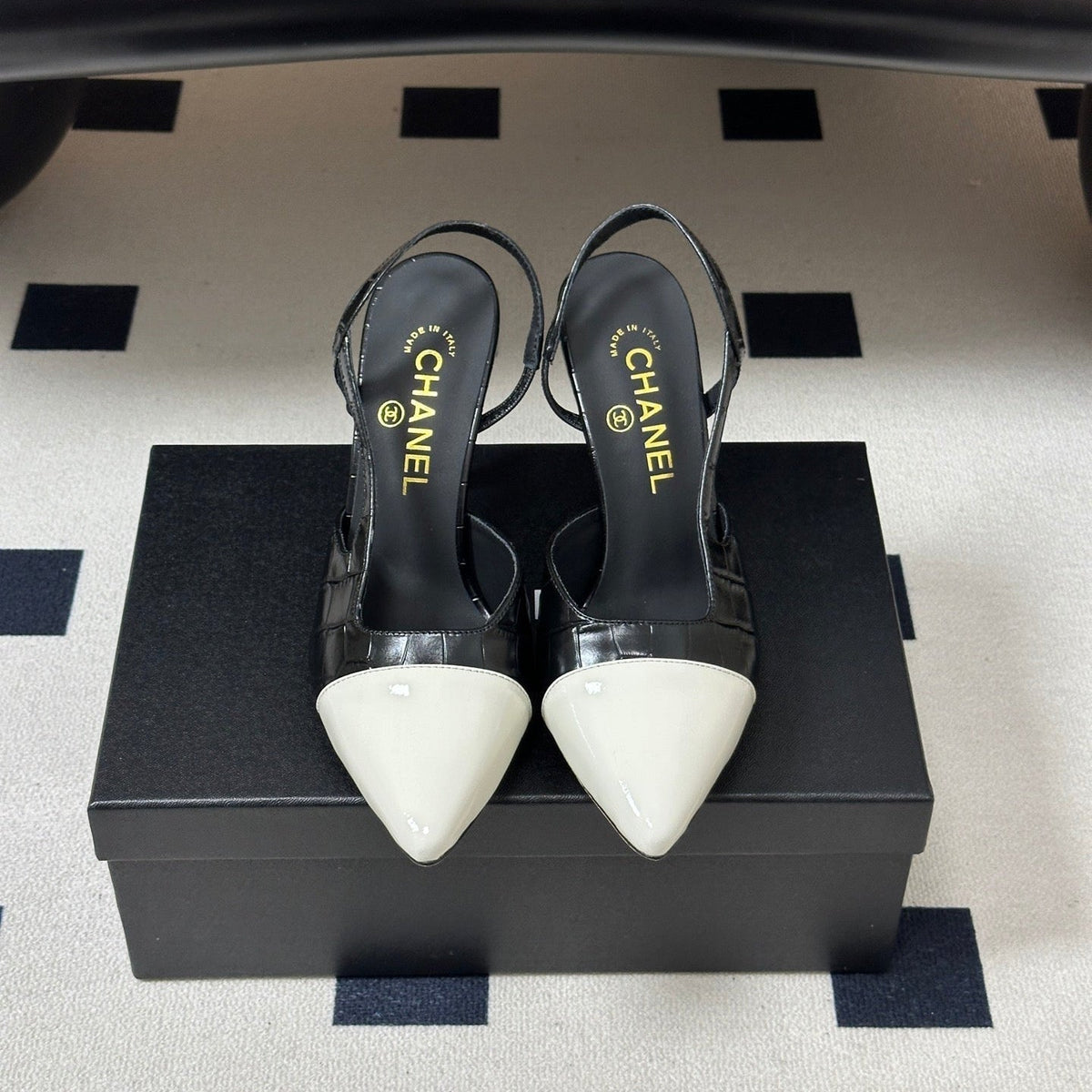 Chanel 26s Pointed Toe High Heel Slingbacks 8.5 Cm White Lambskin Black Fabric