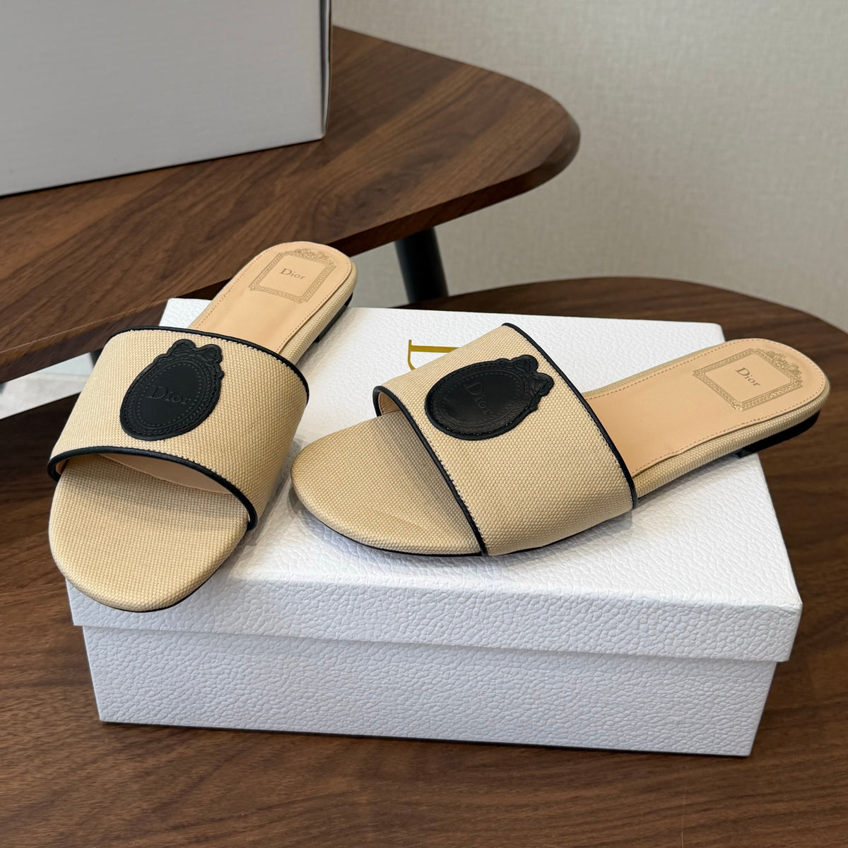 CD 26s D Badge Flat Slide Sandals Beige Canvas And Black Calfskin 618492