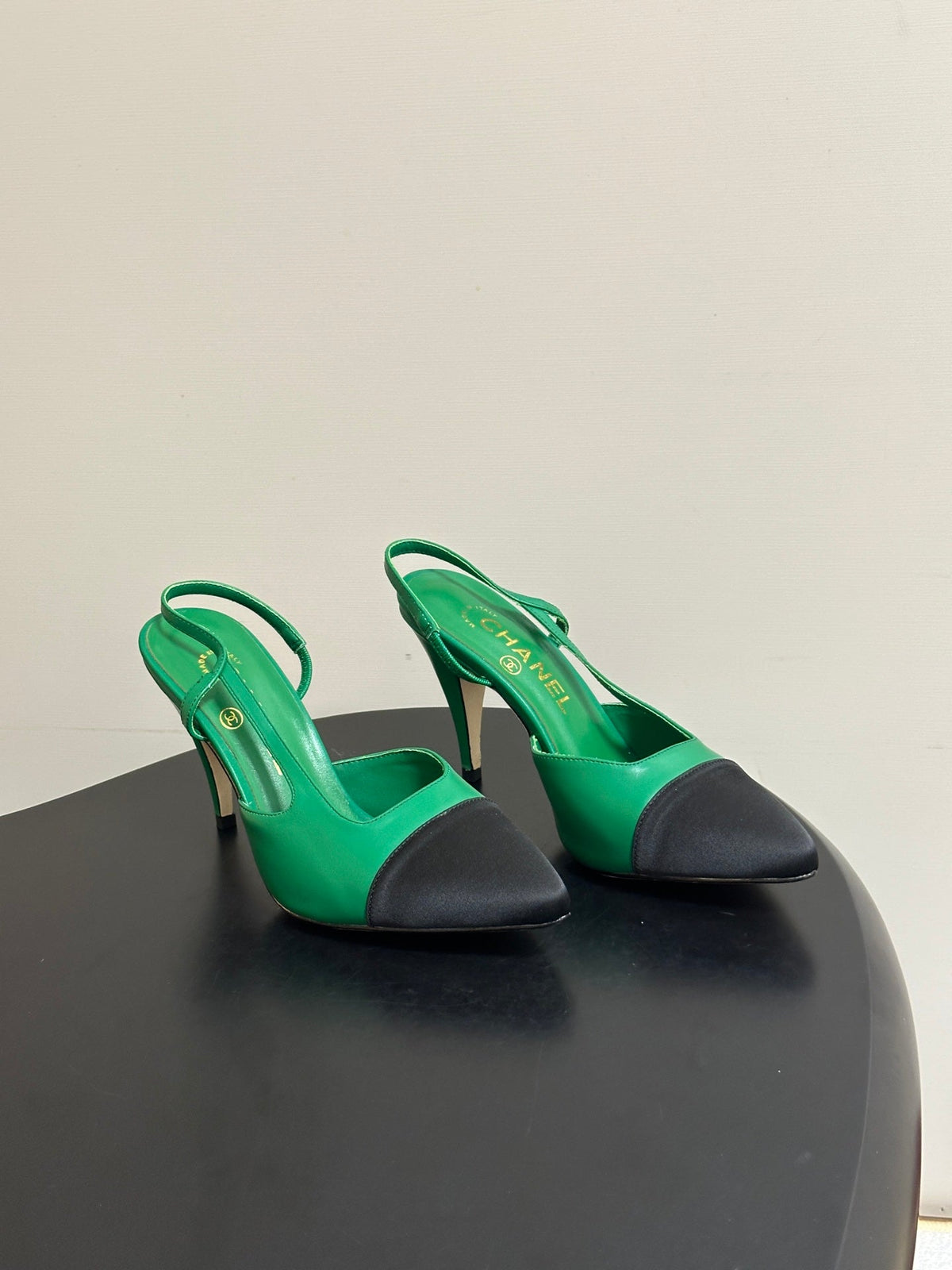 Chanel 26s Pointed Toe High Heel Slingbacks 8.5 Cm Green Lambskin Black Fabric