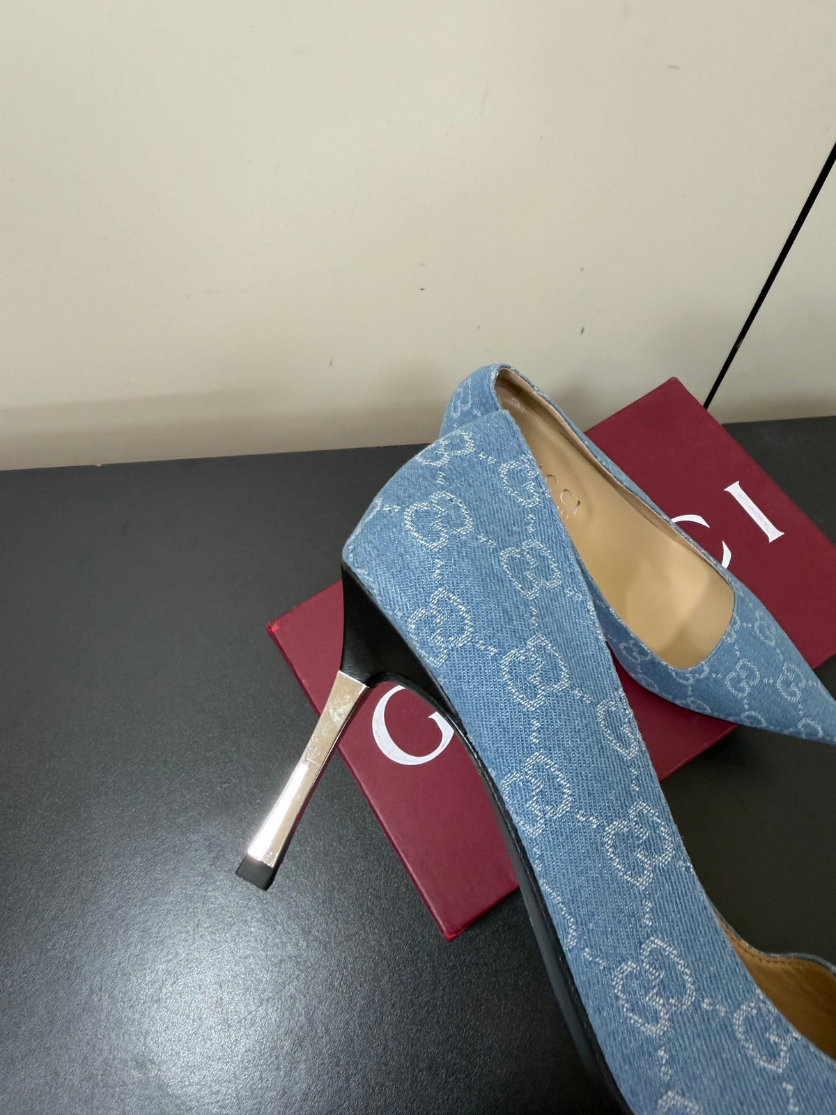 Gucci 26s Pointed Toe Pumps 8.5cm Light Blue Denim GG Monogram