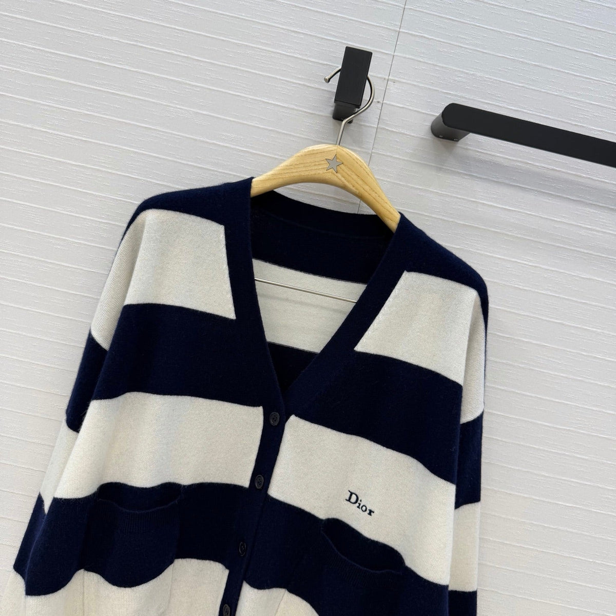 CD 26FW Contrast-Stripe V-Neck Knit Cardigan Logo Embroidery Cashmere 443257