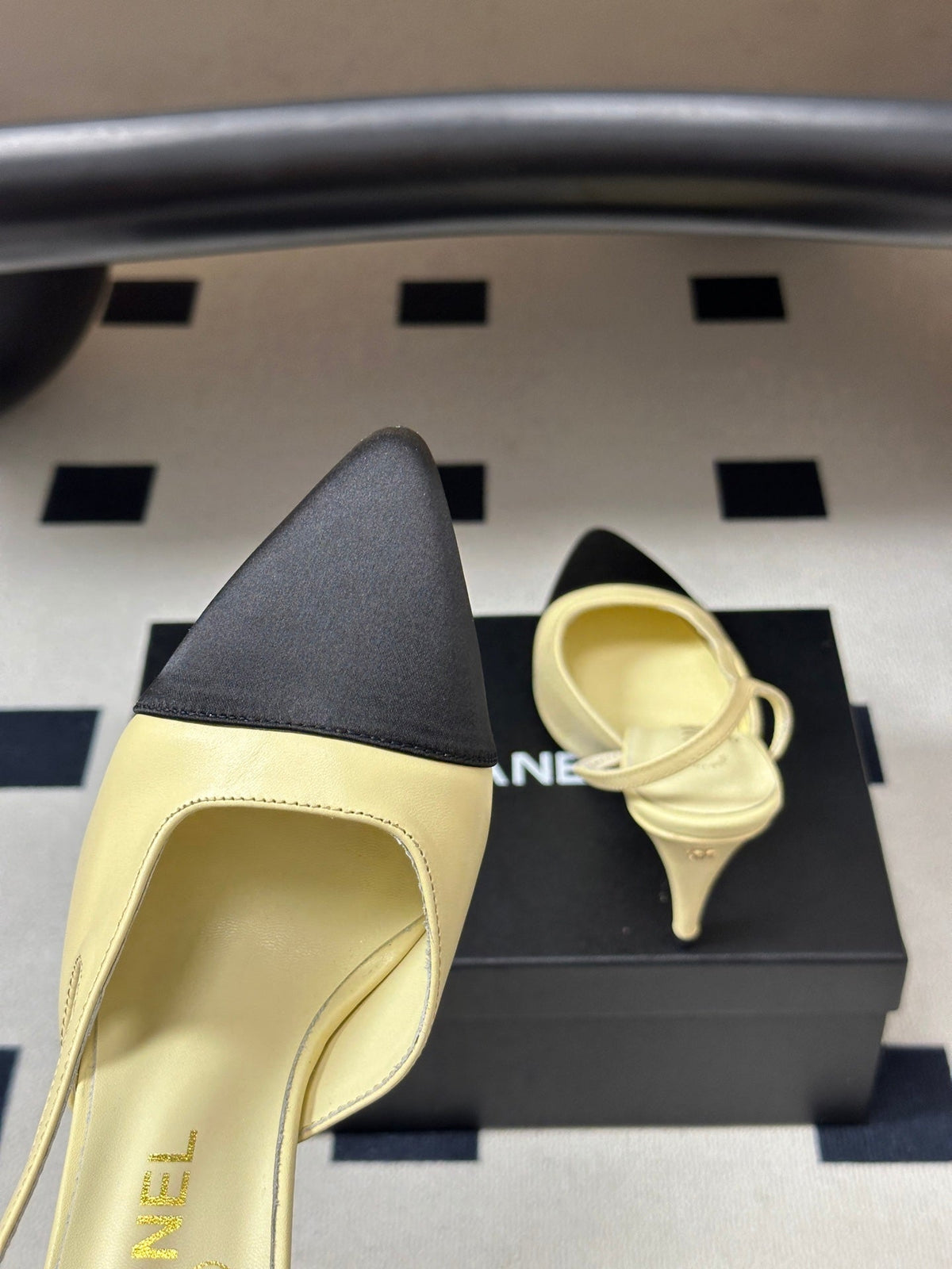Chanel 26s Pointed Toe High Heel Slingbacks 8.5 Cm Cream Lambskin Black Fabric