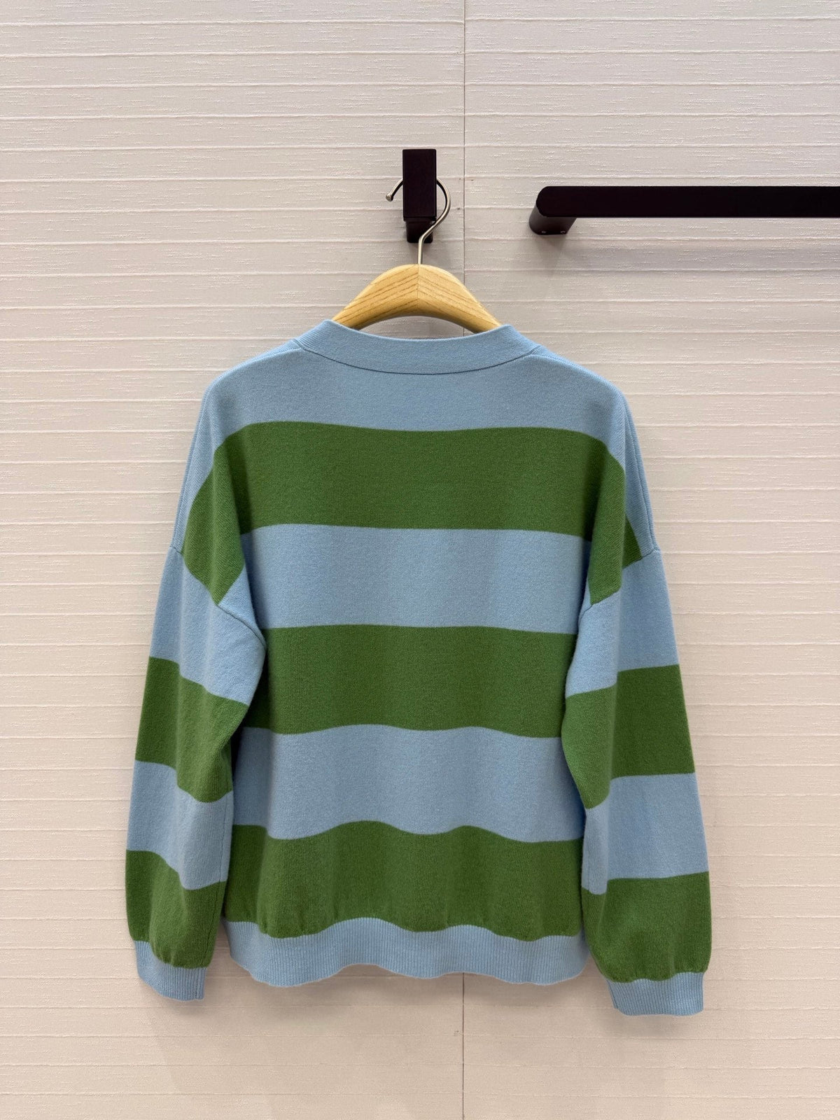 CD 26FW Contrast-Stripe V-Neck Knit Cardigan Logo Embroidery Cashmere 443257