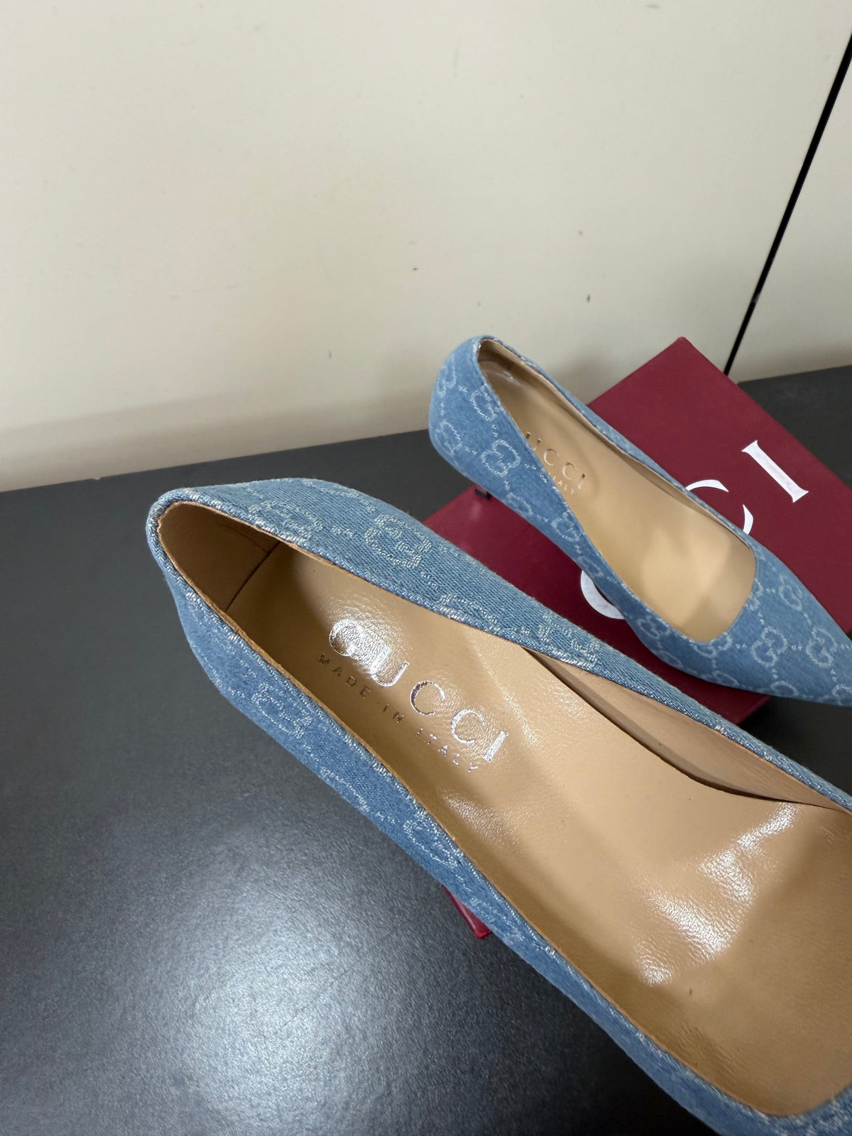 Gucci 26s Pointed Toe Pumps 8.5cm Light Blue Denim GG Monogram