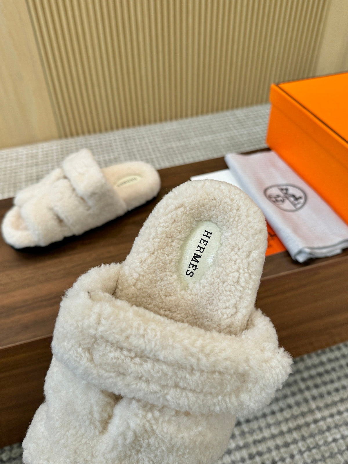 HM 26s Chypre Sandals Ecru Shearling 175168