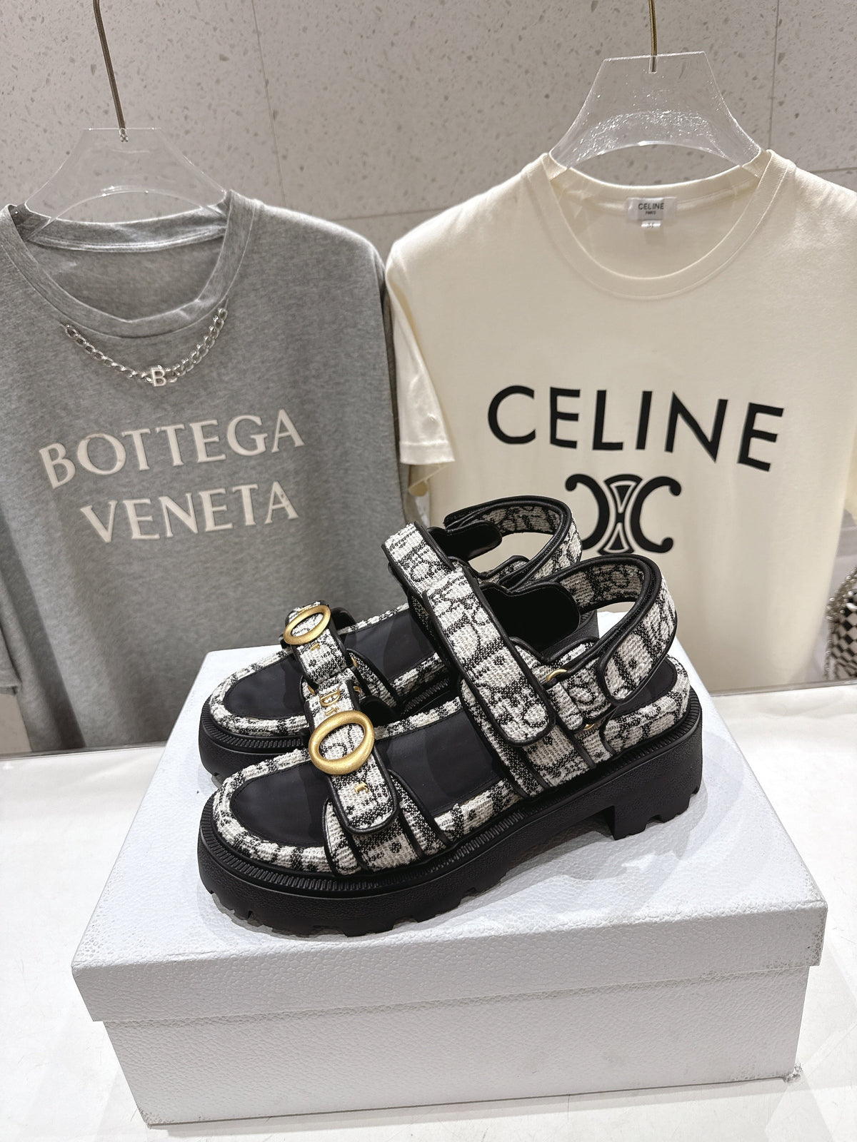 CD 26s D Wander Sandals Black And White Dior Oblique Jacquard Gold Hardware 472915