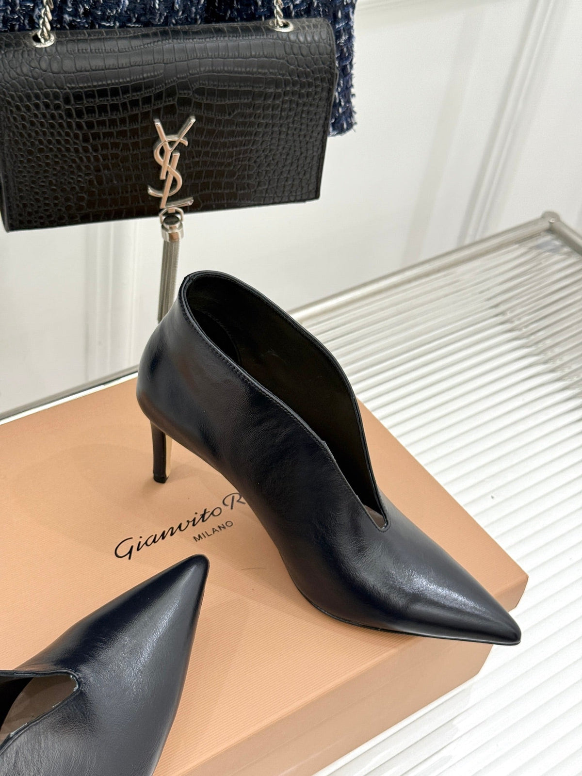 GR 26s Vania Pumps 9cm Black Crinkled Leather 175084