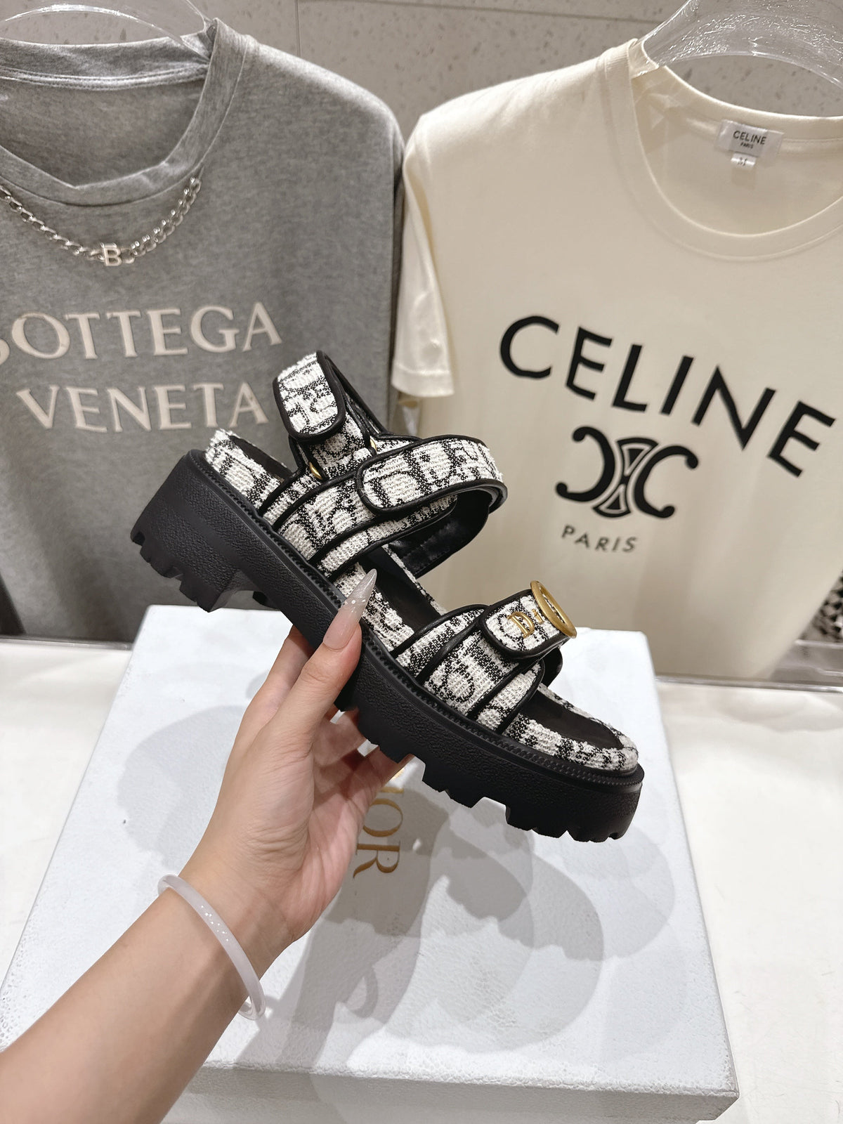 CD 26s D Wander Sandals Black And White Dior Oblique Jacquard Gold Hardware 472915
