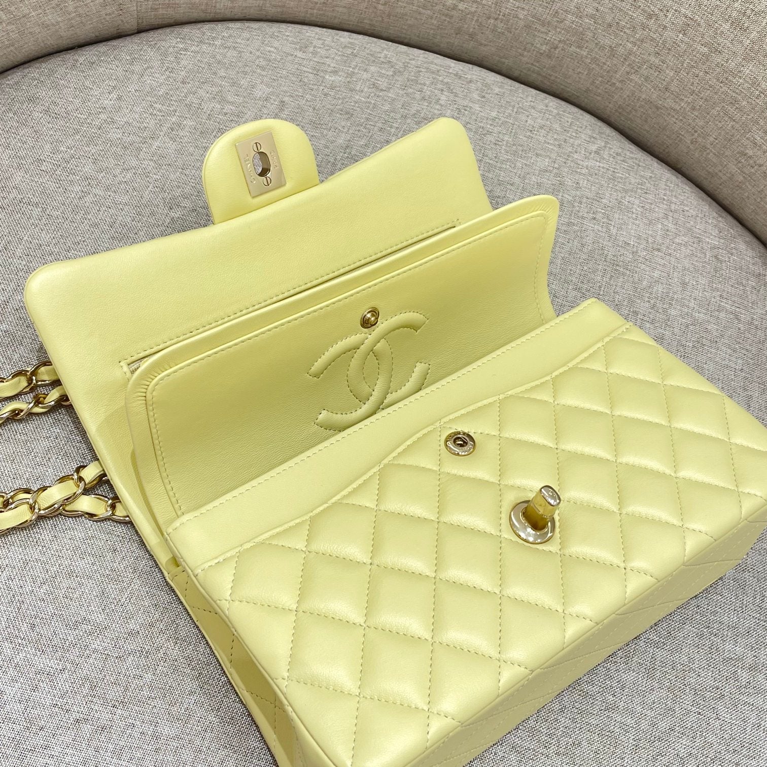 FLAP BAG 25CM PASTEL YELLOW LAMBSKIN GOLD HARDWARE