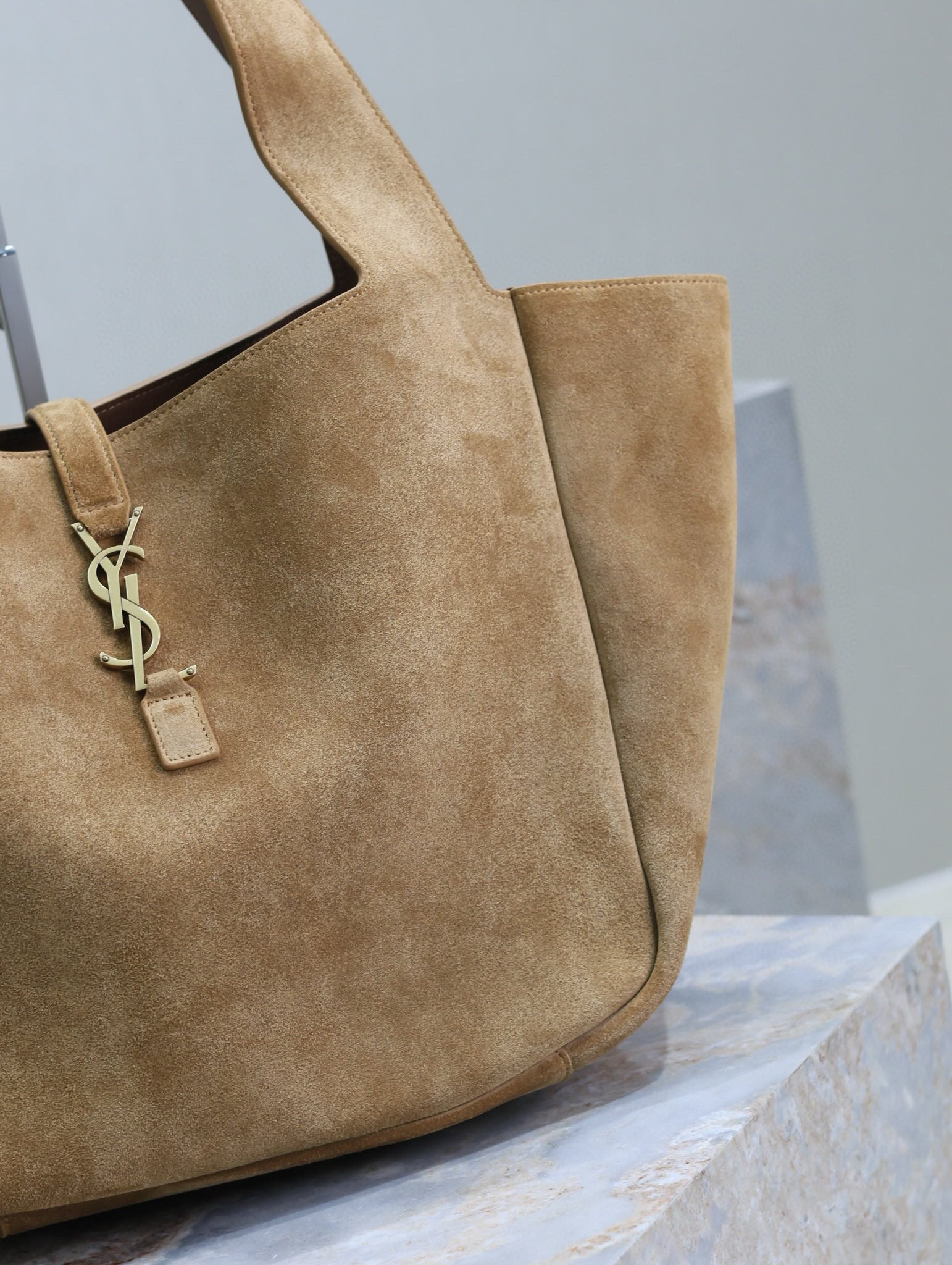 LE 5 À 7 BEA TOTE BAG 50 IN GOLDEN LAMBSKIN SUEDE GOLD LOGO