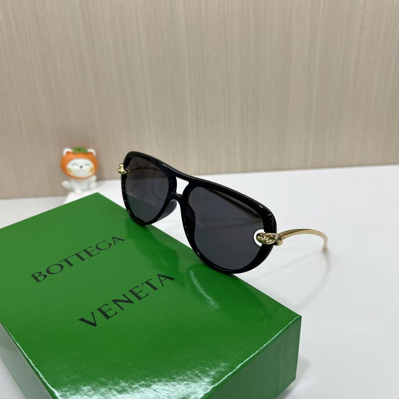 Bottega Veneta Aviator Frame Sunglasses