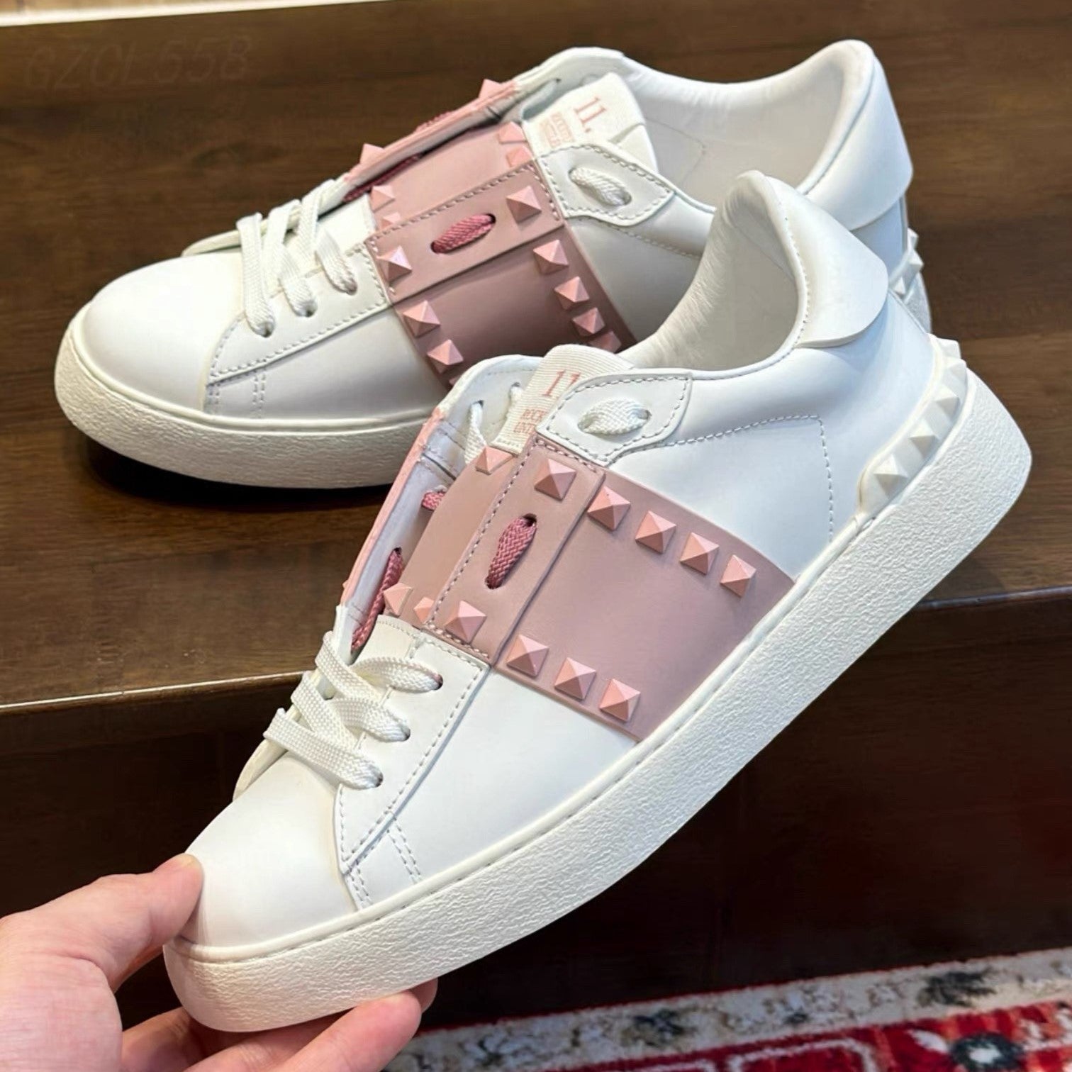VT Rockstud Untitled Sneakers Pink White Leather