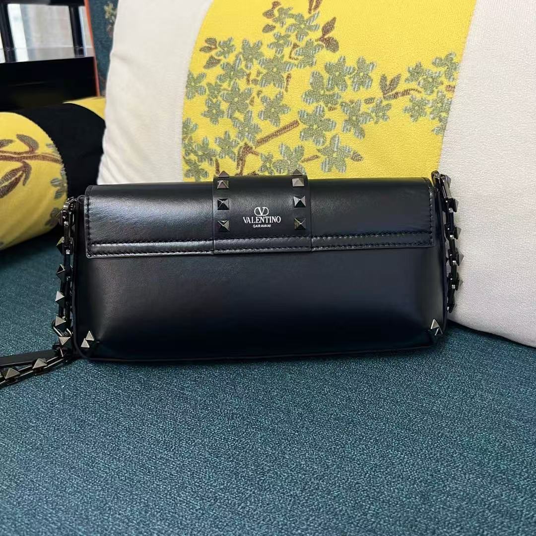 VT Garavani Rockstud Shoulder Bag 26cm Black Calfskin