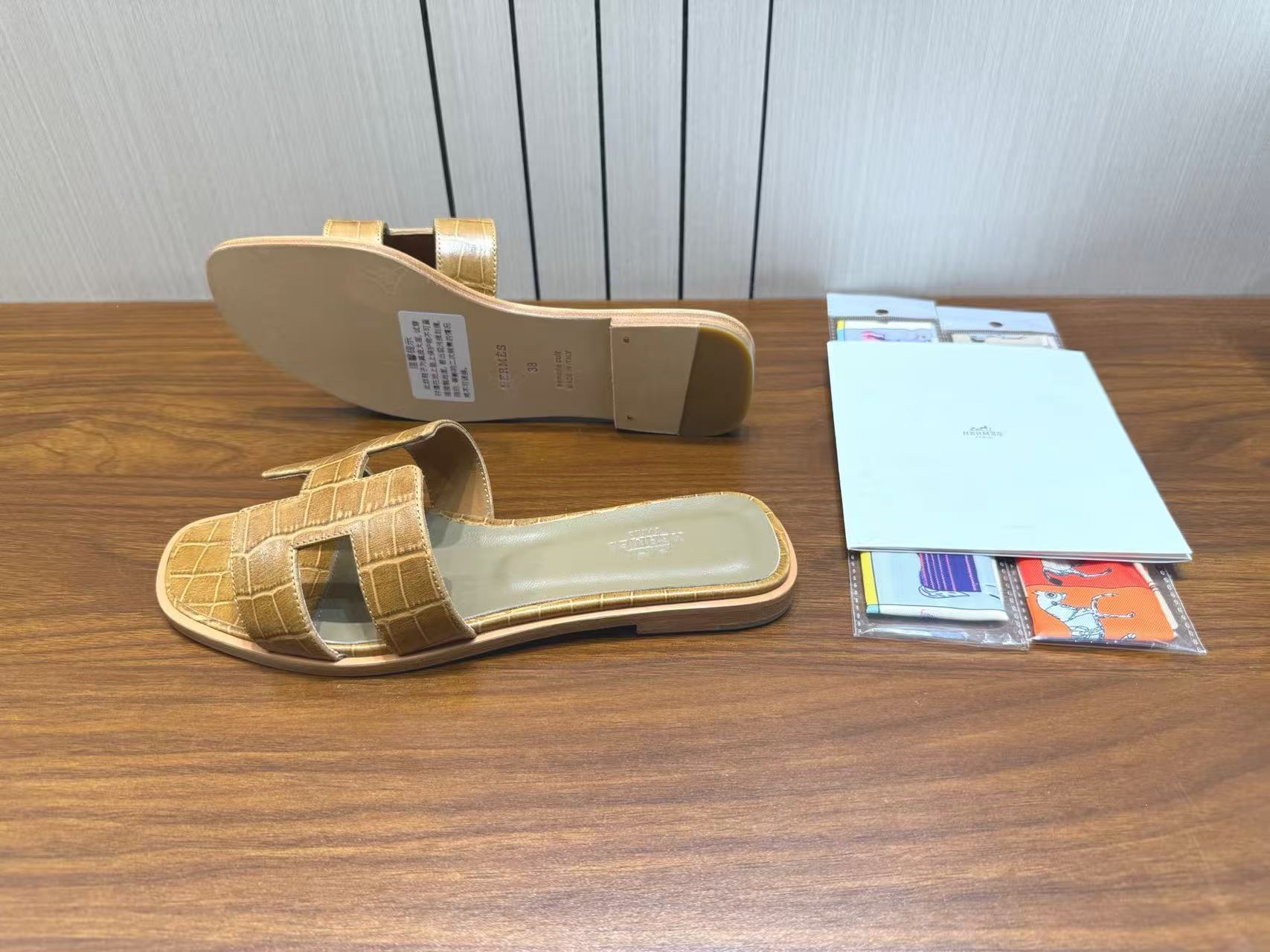 HM 26s Oran Slides Wood Crocodile-Embossed Leather
