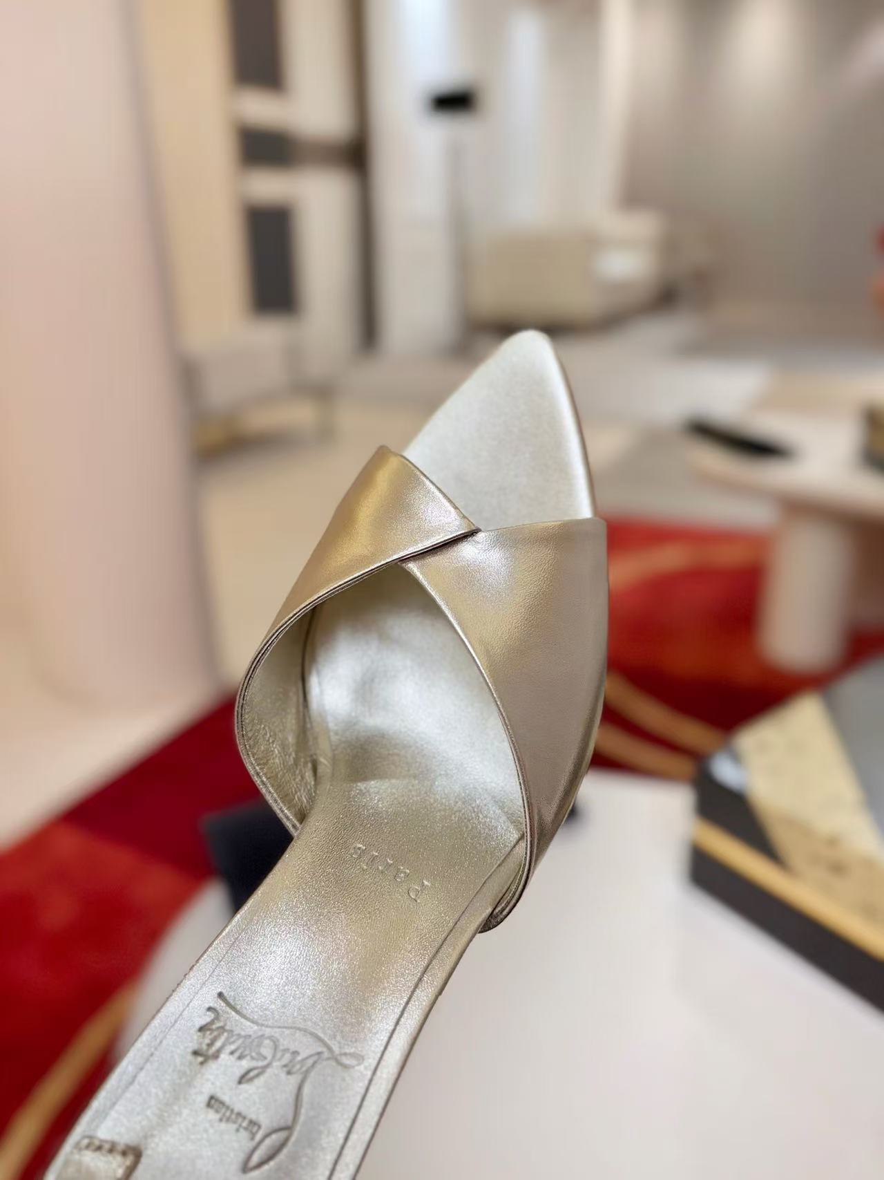 CL 26s Fanny Slide 8.5cm Light Gold Laminated Lamb Nappa Leather