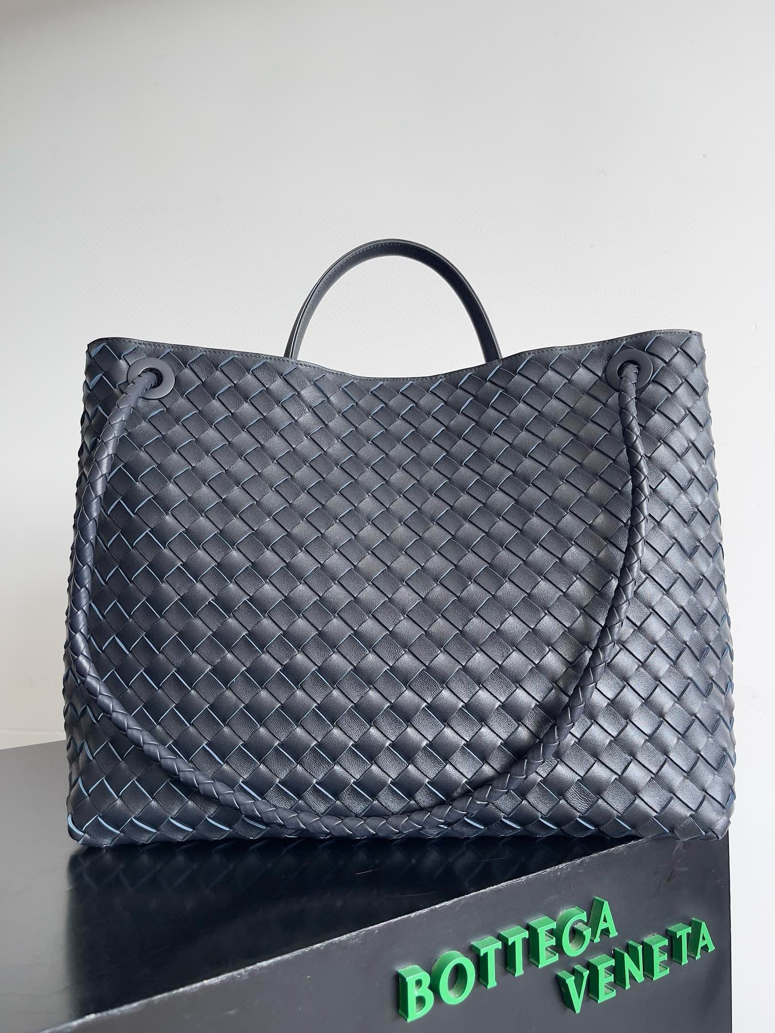 BV LARGE ANDIAMO 45CM NAVY BLUE LAMBSKIN