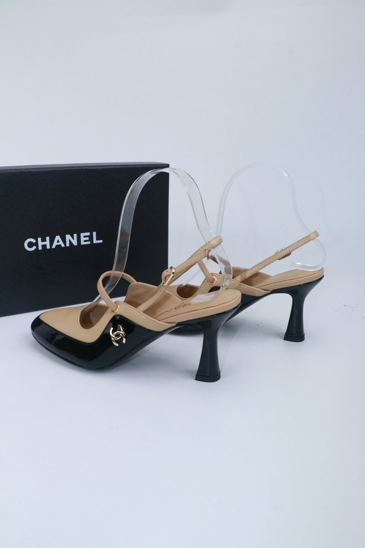 CC 26 Two-Tone Slingbacks 7cm Black Beige Glossy Leather and Matte Cowhide