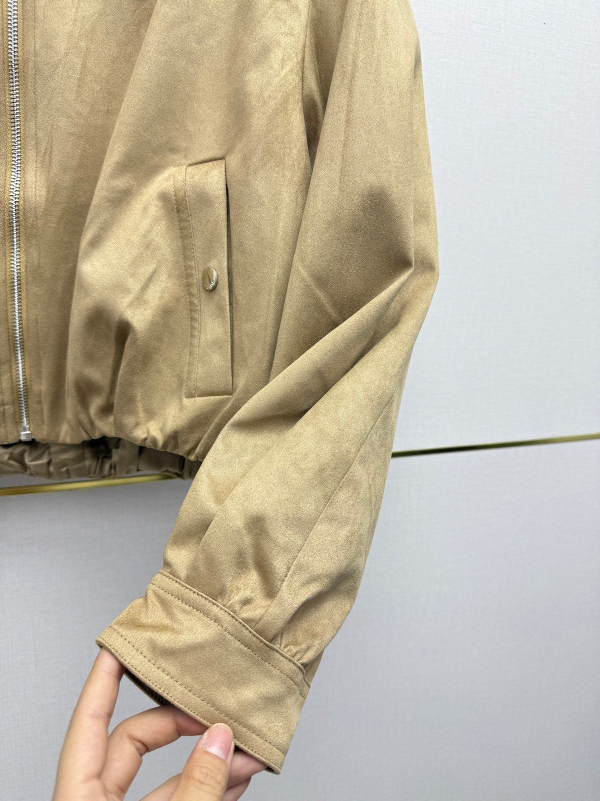 Prad 26SS Collared Jacket Triangle Logo Badge Pleated Hem 437534