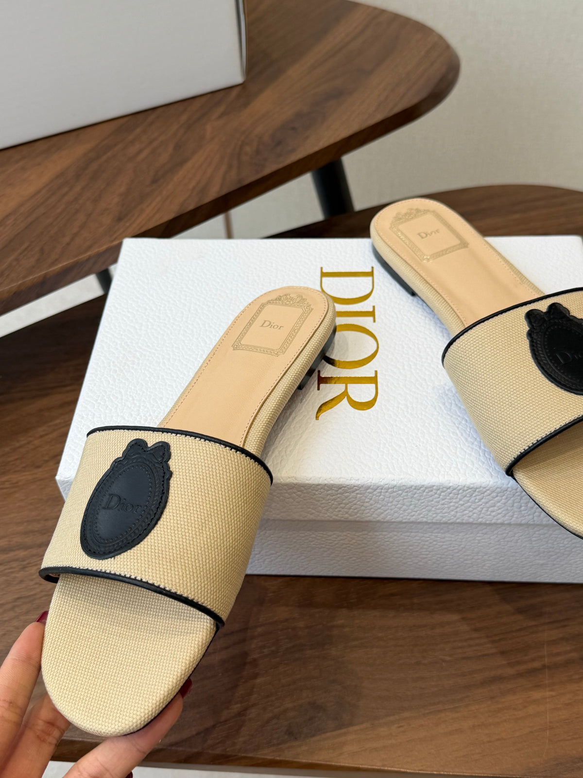 CD 26s D Badge Flat Slide Sandals Beige Canvas And Black Calfskin 618492