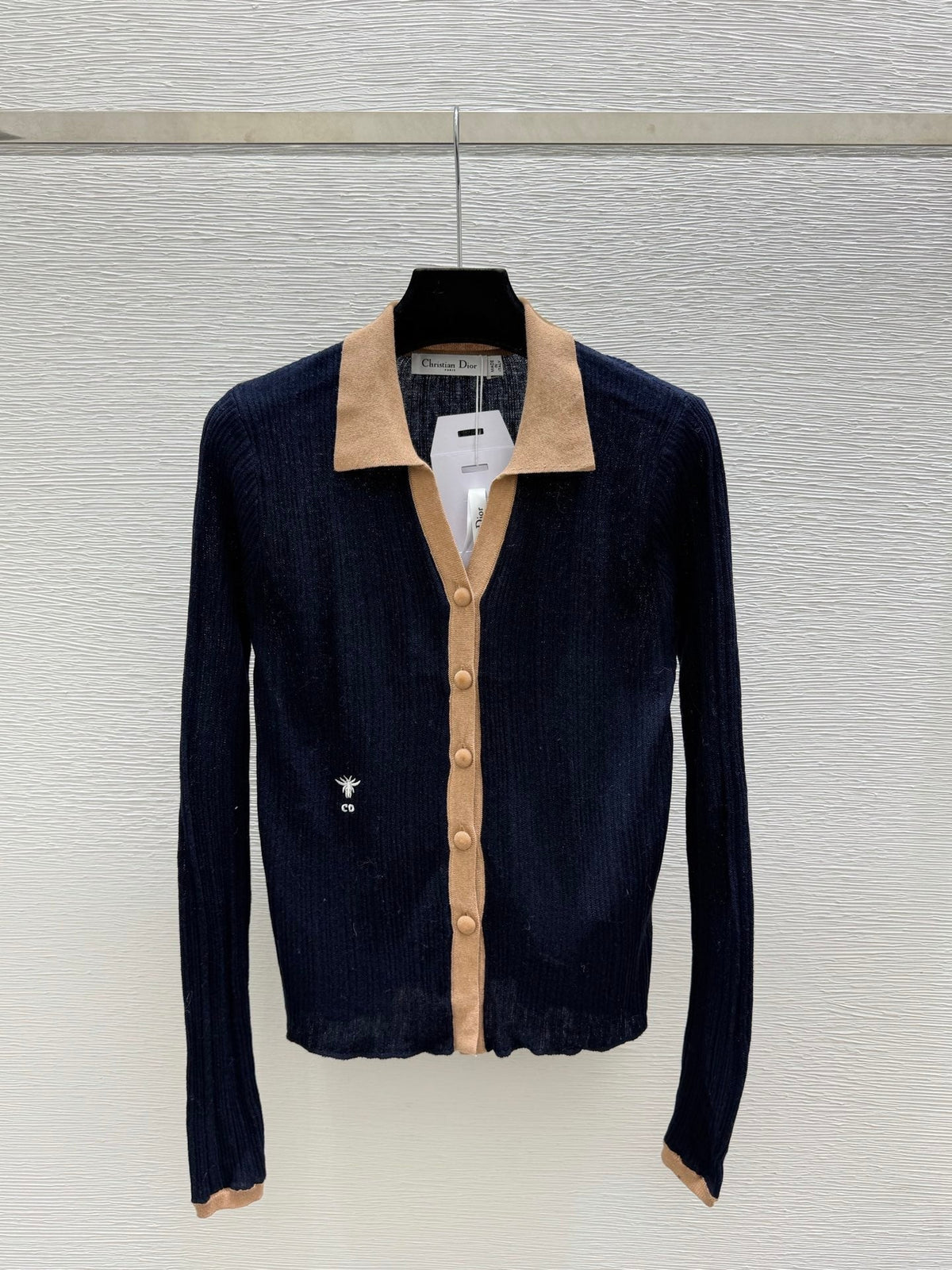 CD 26FW Ribbed-Knit Cardigan Contrast Camel Collar Covered Buttons Bee Embroidery 313314