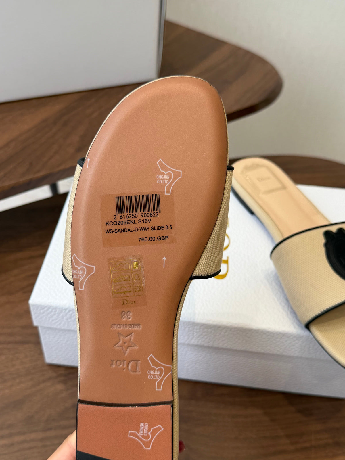 CD 26s D Badge Flat Slide Sandals Beige Canvas And Black Calfskin 618492