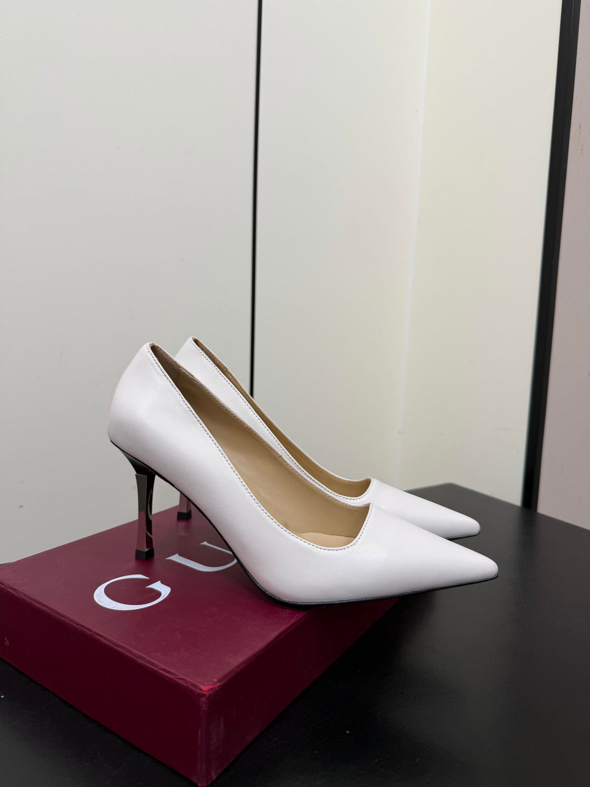 Gucci 26s Pointed Toe Pumps 8.5cm White Calfskin