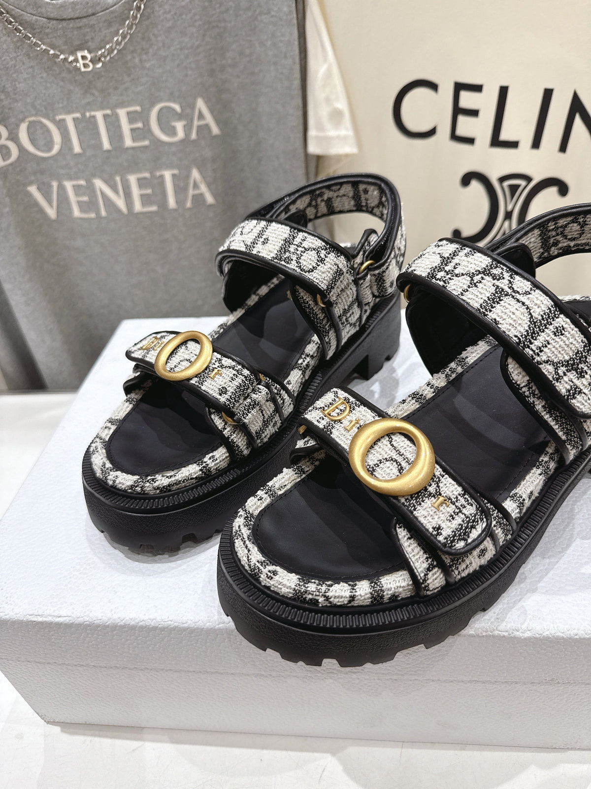 CD 26s D Wander Sandals Black And White Dior Oblique Jacquard Gold Hardware 472915