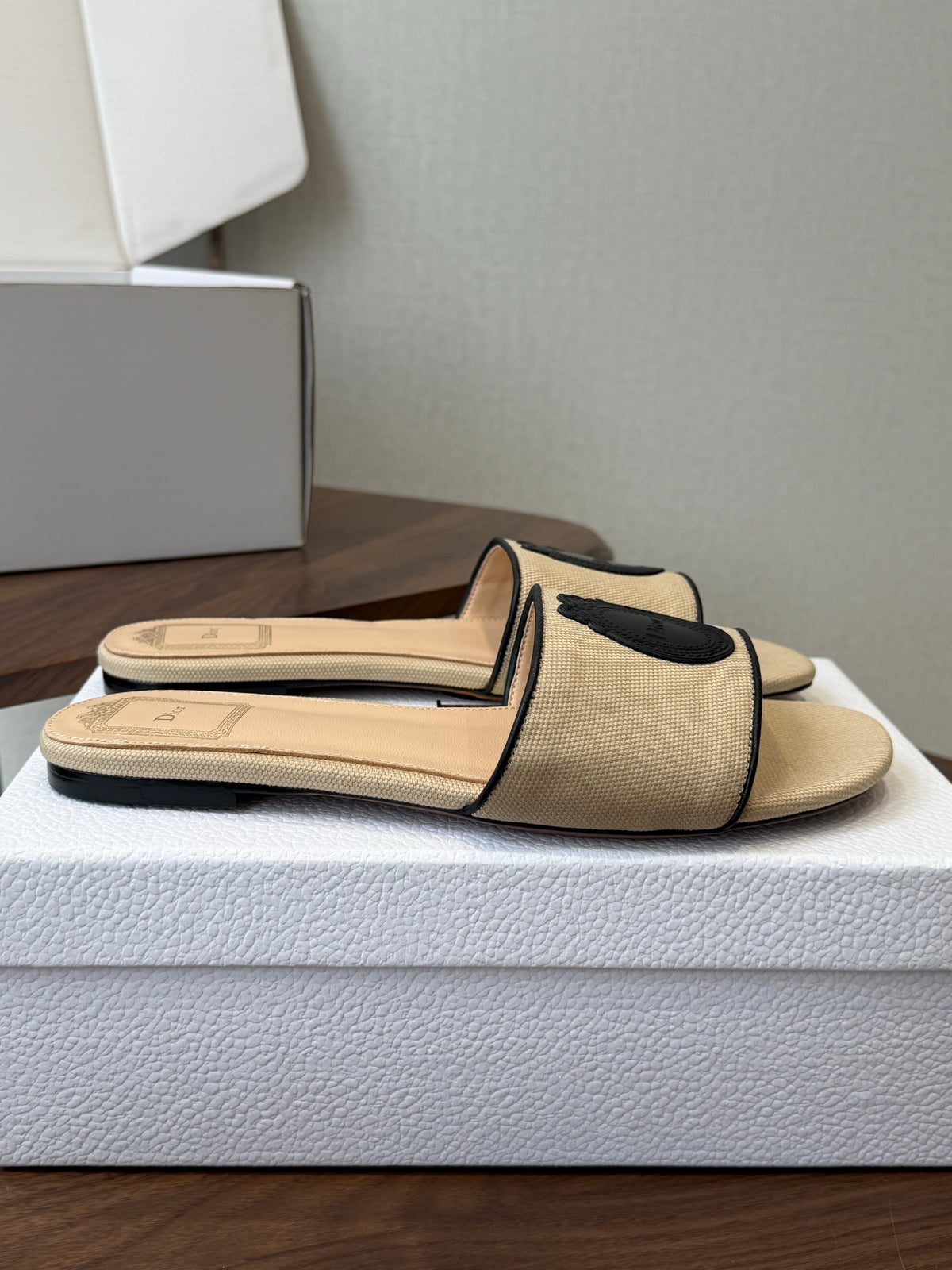CD 26s D Badge Flat Slide Sandals Beige Canvas And Black Calfskin 618492
