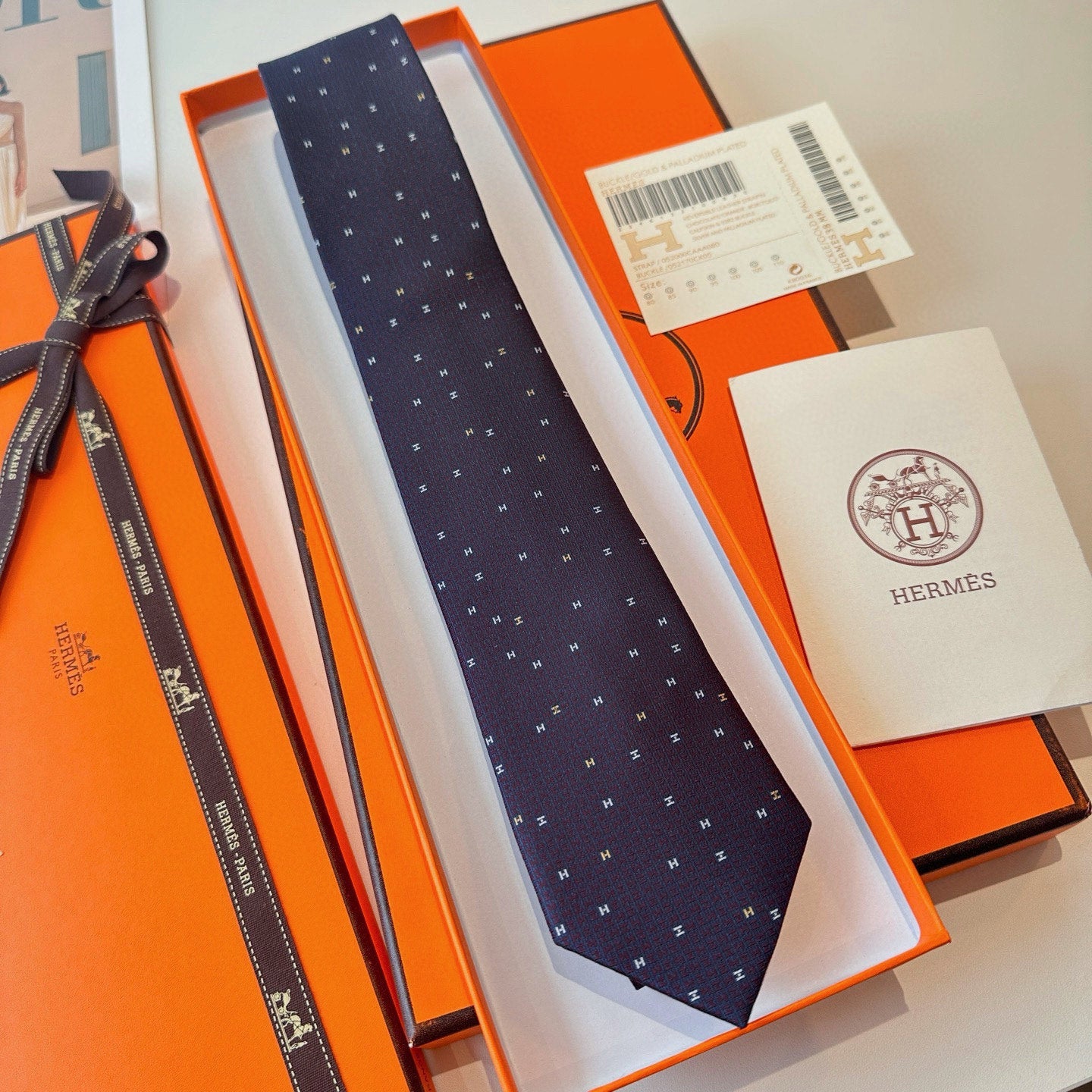 HM H En Relief Tie 437545