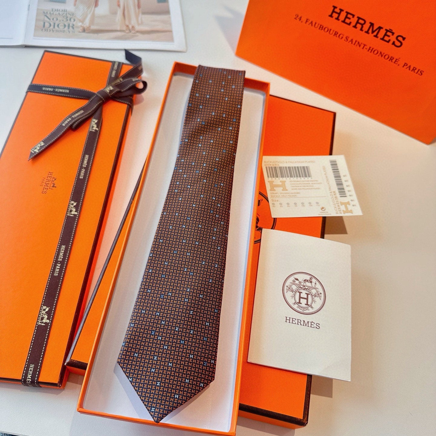 HM H En Relief Tie 437545