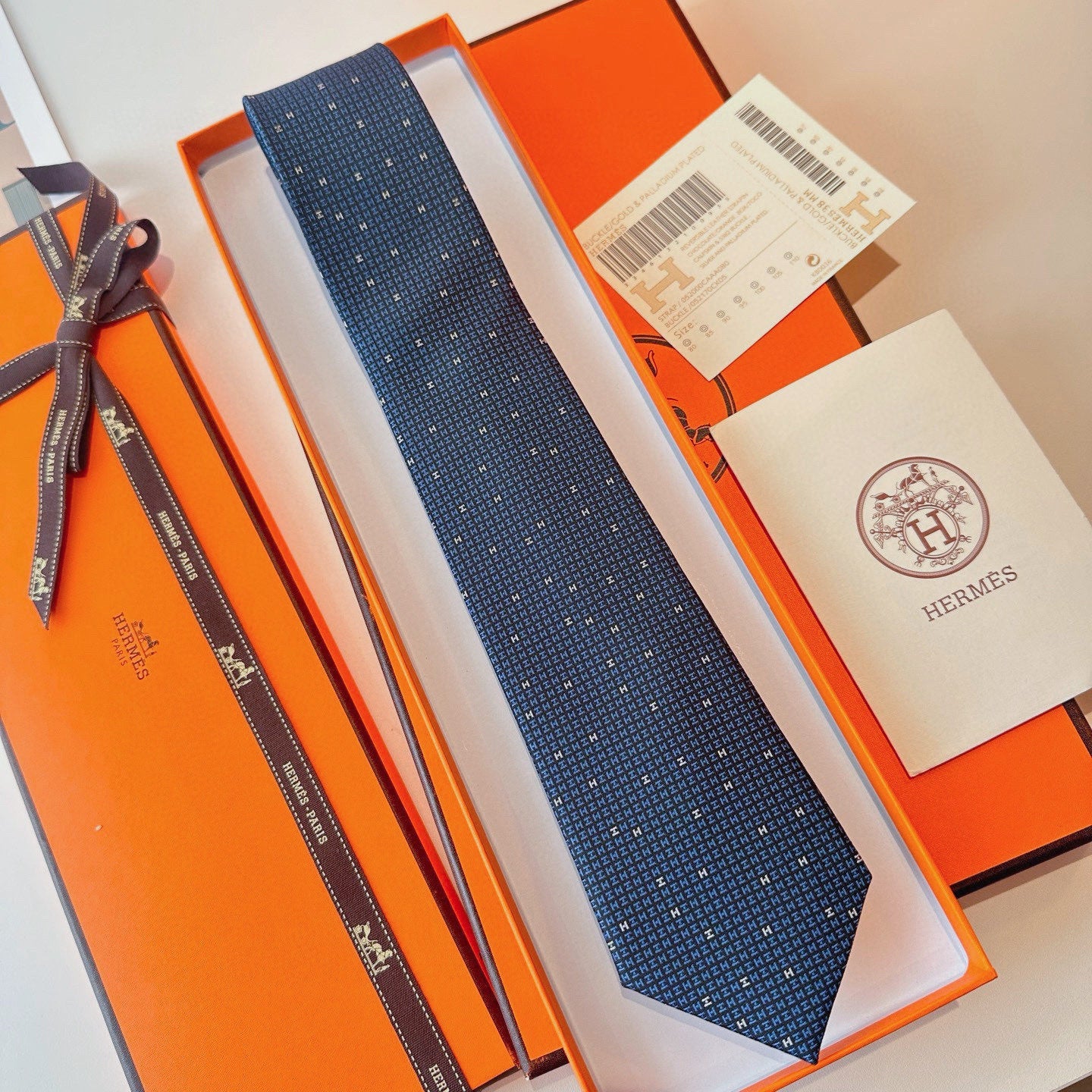 HM H En Relief Tie 437545
