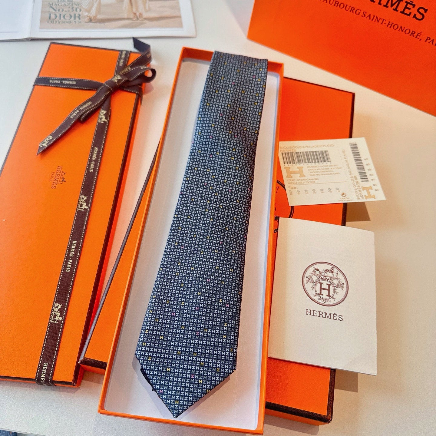 HM H En Relief Tie 437545