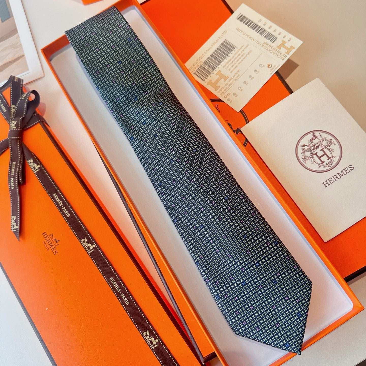 HM H En Relief Tie 437545