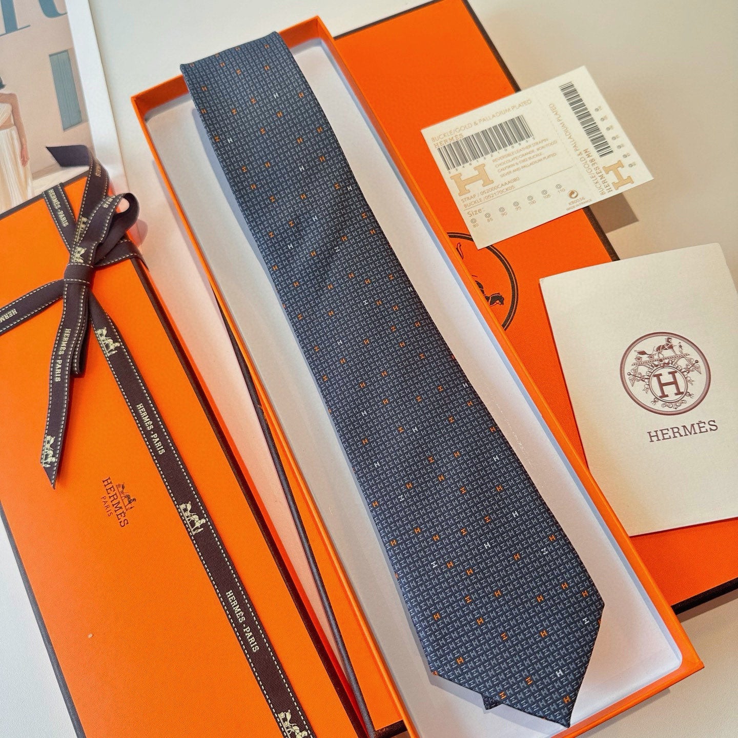 HM H En Relief Tie 437545