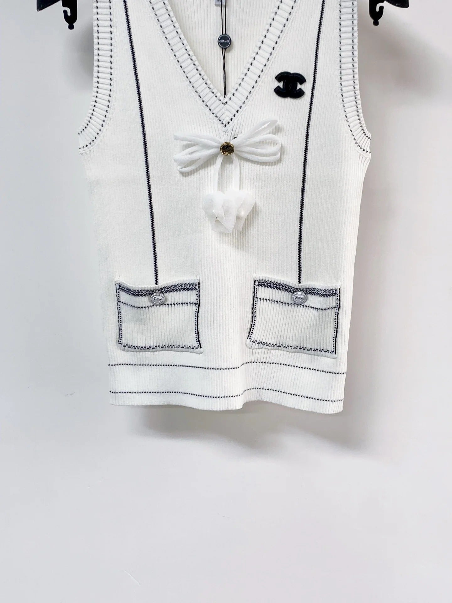 Chanel 2026 Bow V-neck Vest White Wool 212271