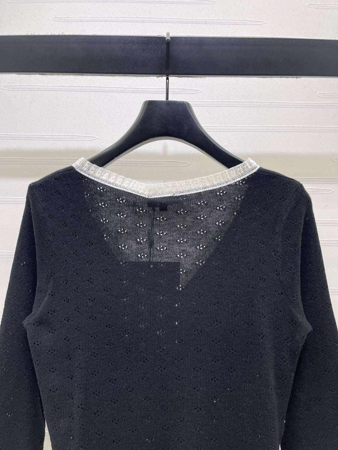 Chanel 2026 Lace-trimmed Knit V-neck Long-sleeved Top Wool 773815