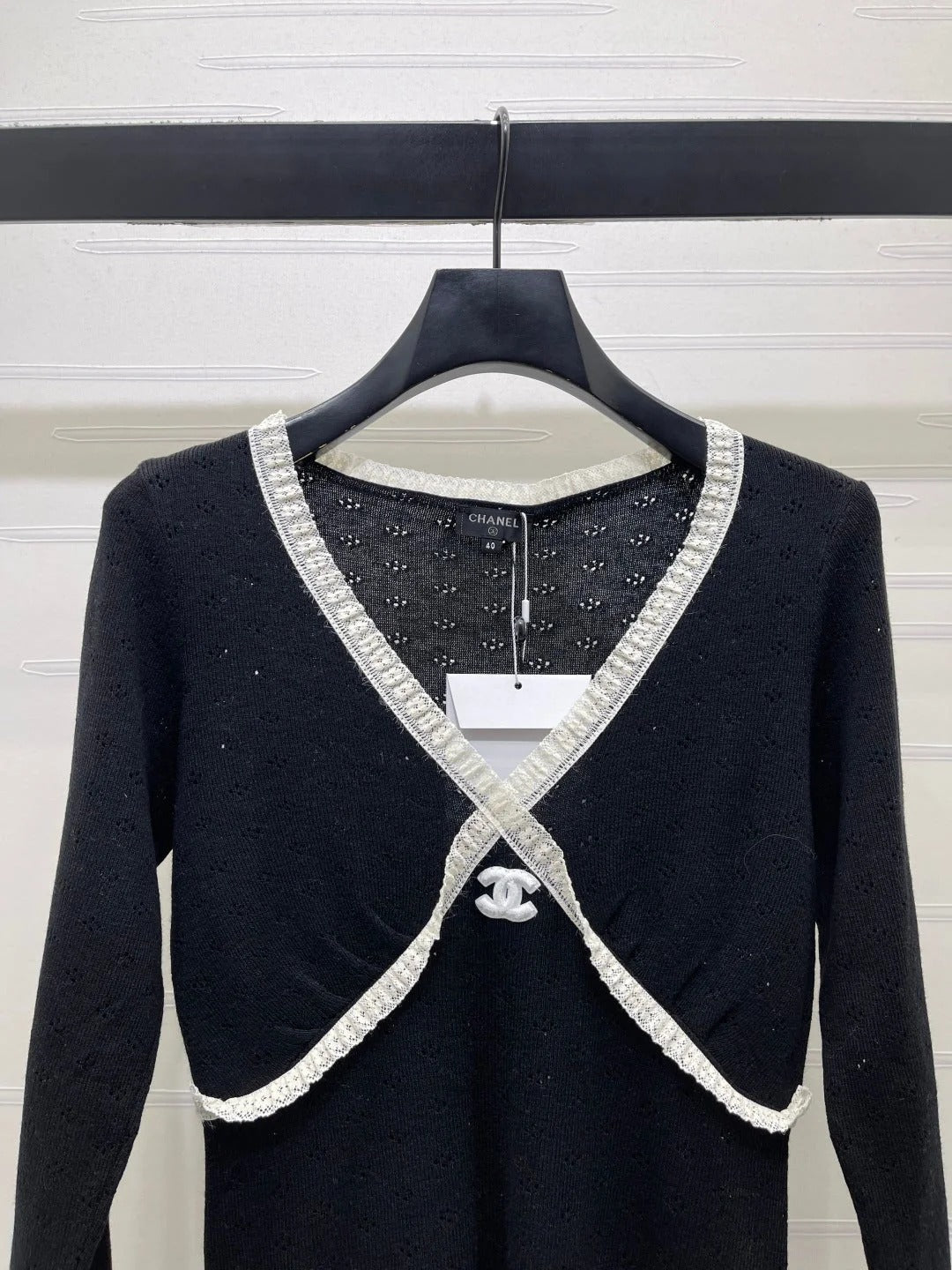 Chanel 2026 Lace-trimmed Knit V-neck Long-sleeved Top Wool 773815