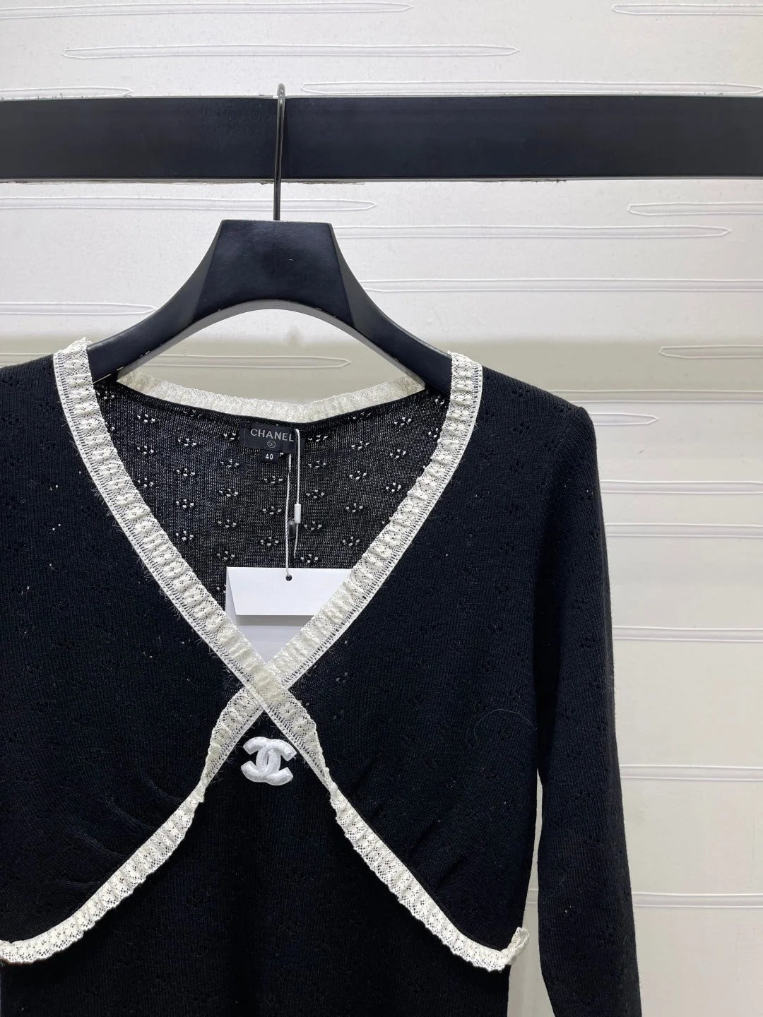 Chanel 2026 Lace-trimmed Knit V-neck Long-sleeved Top Wool 773815