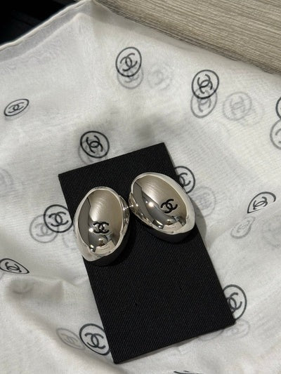 Chanel 2026 Mirror Black Enamel Double C Oval Pigeon Egg Earrings