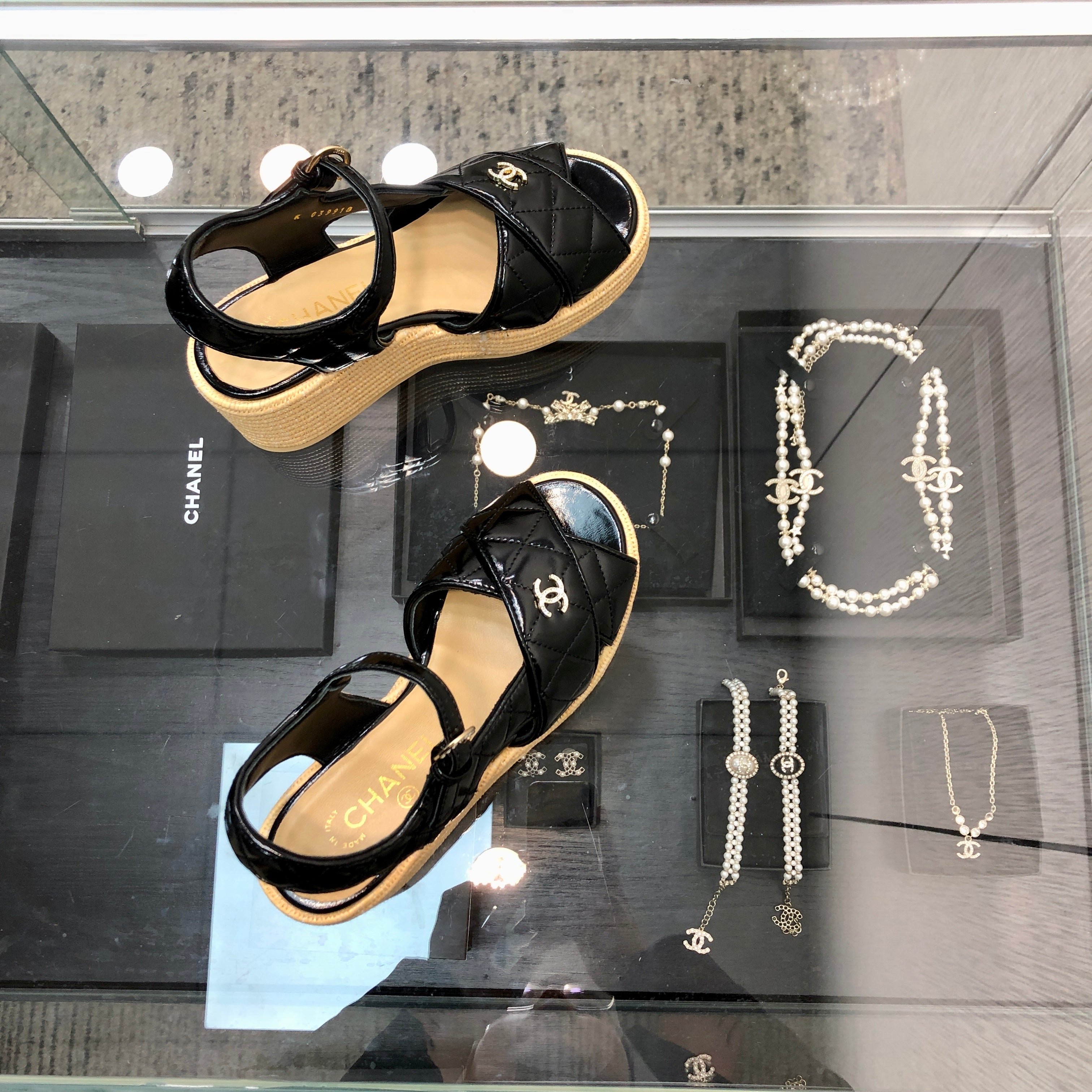 PEEP-TOE THICK SOLE SANDALS IN BLACK PATENT LAMBSKIN
