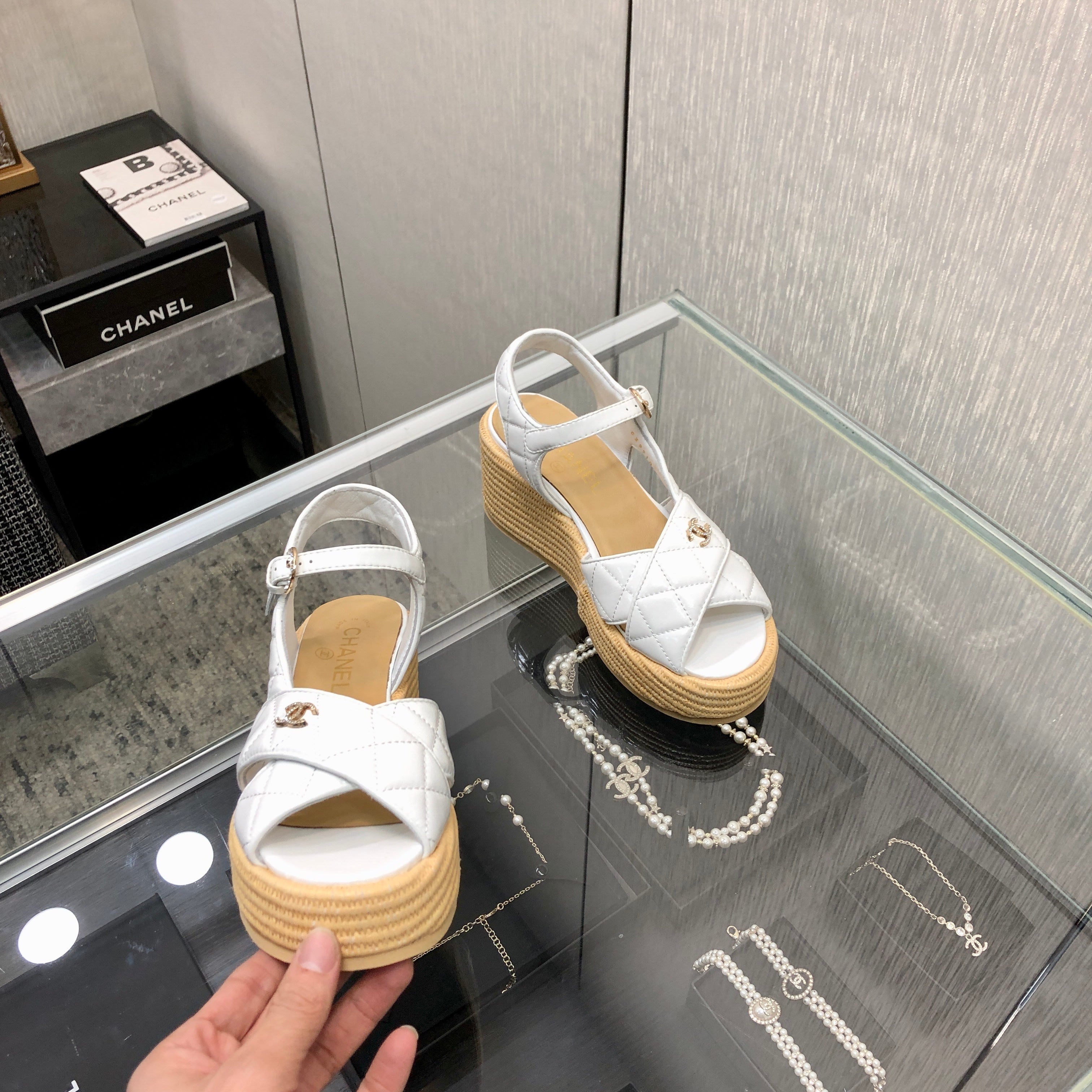 PEEP-TOE THICK SOLE SANDALS IN WHITE PATENT LAMBSKIN