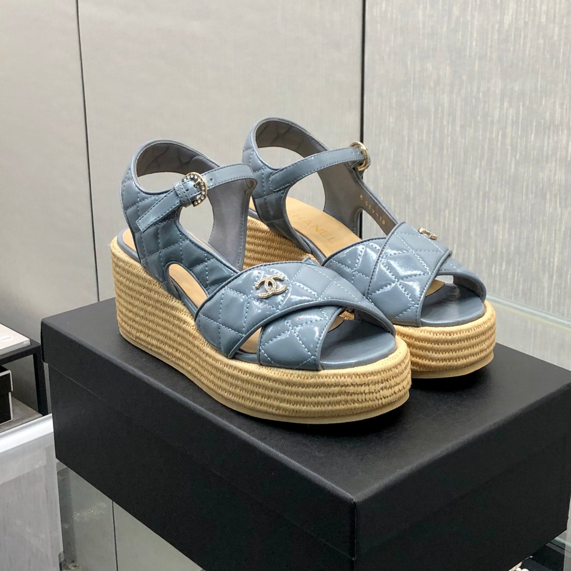 PEEP-TOE THICK SOLE SANDALS IN STONE BLUE PATENT LAMBSKIN