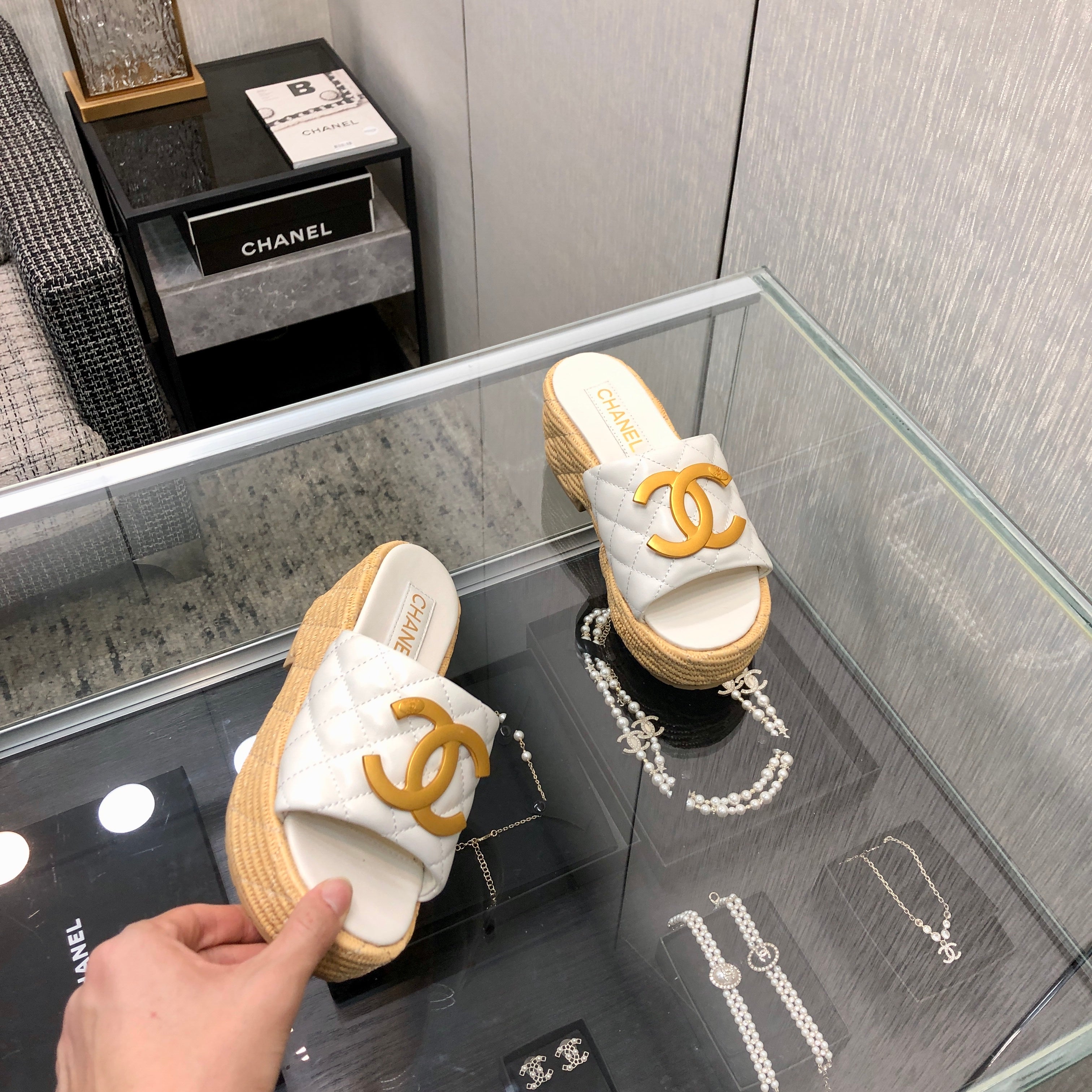 THICK SOLE WEDGE SLIPPERS IN WHITE LAMBSKIN AND BEIGE RUBBER