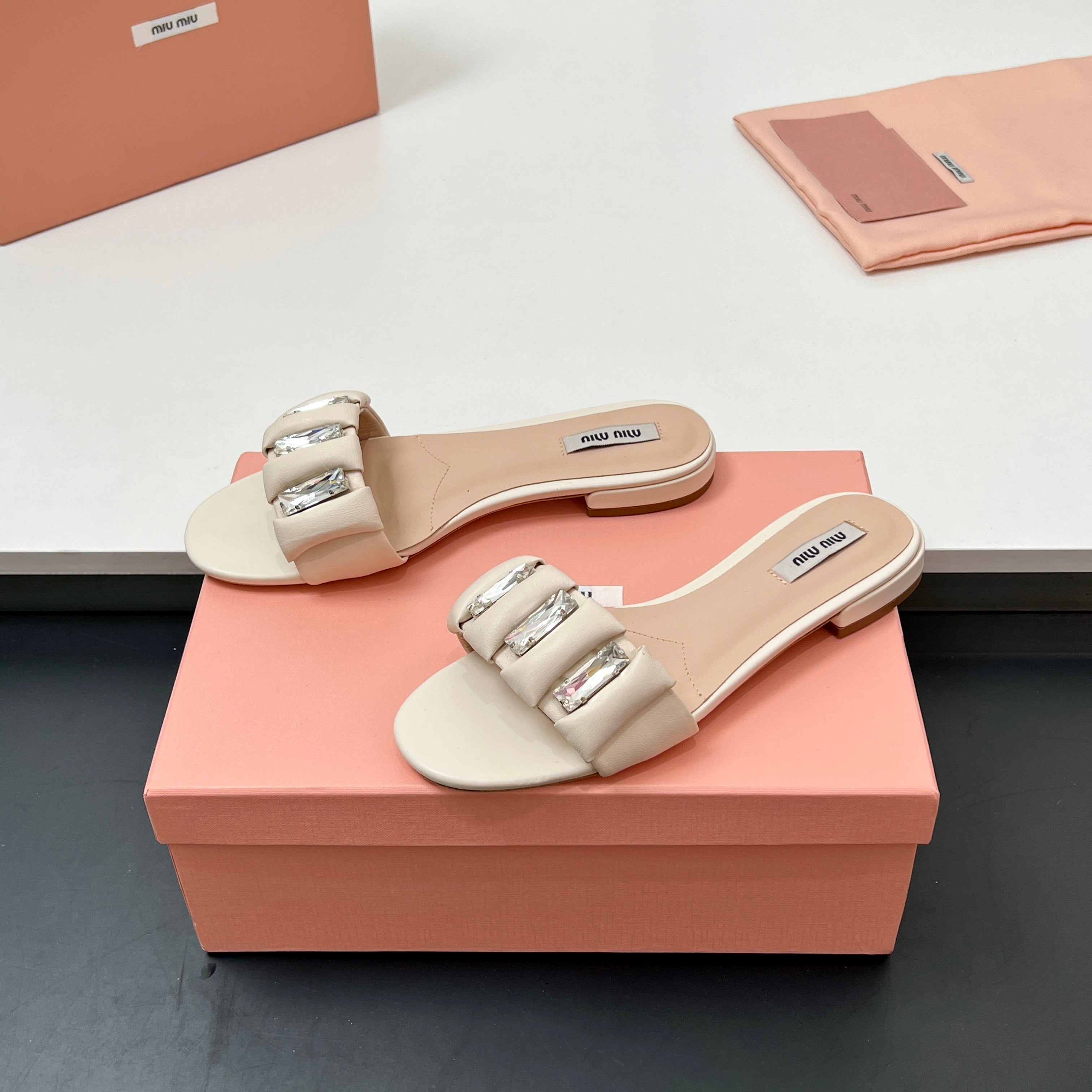 Miu 10mm Slipper with diamonds beige leather 223451