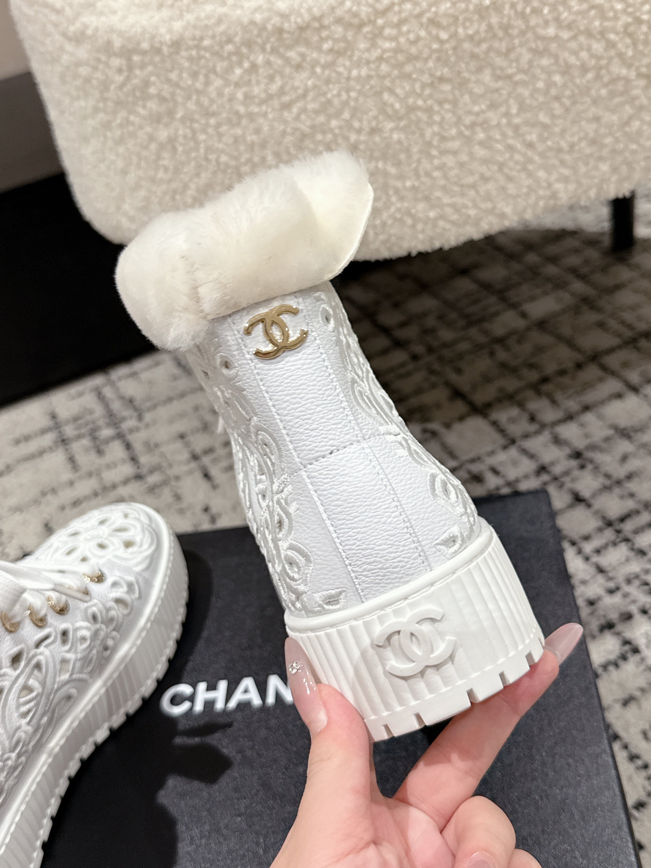 CC 25 AW Ankle Boots White Flower Perforated Cowhide Wool 541698